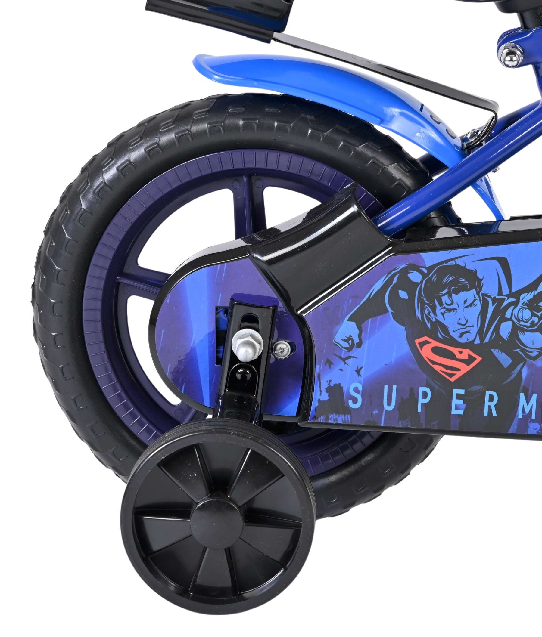 Nahaufnahme des Hinterrads eines blauen Kinderfahrrads mit Superman-Aufdruck.