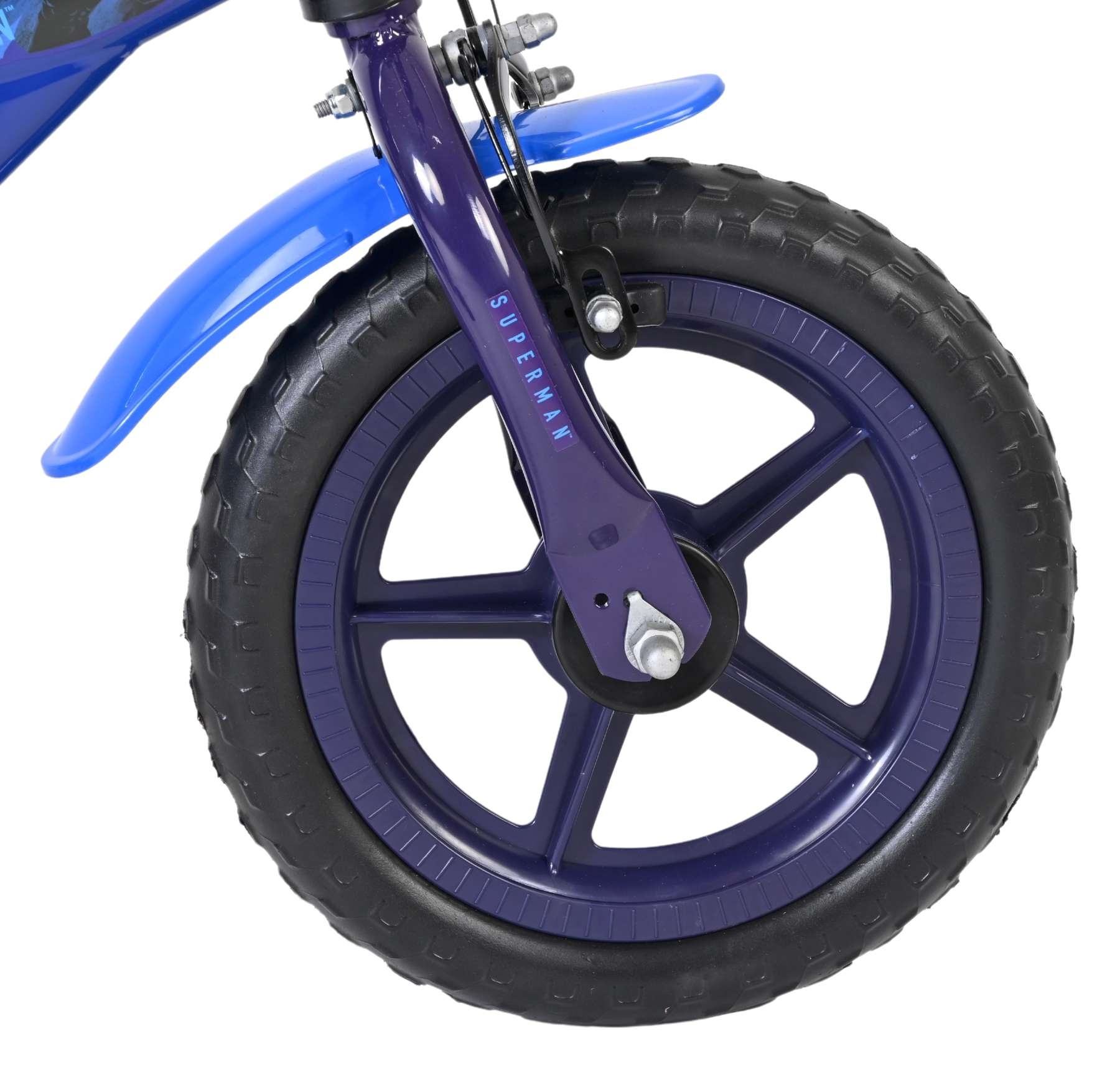 Eine lila Fahrradgabel mit einem blauen Schutzblech und einem schwarzen Reifen.