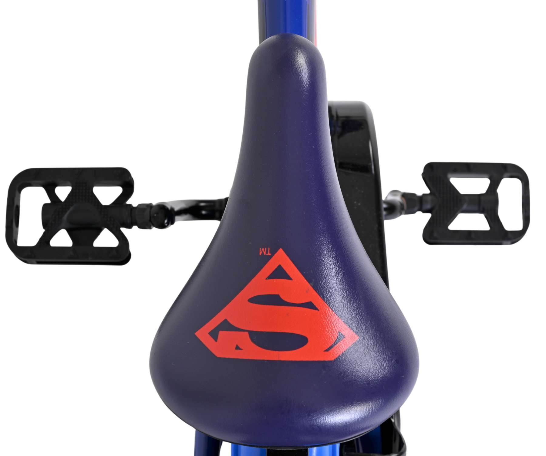 Blauer Fahrradsitz mit Superman-Logo, schwarze Pedale.