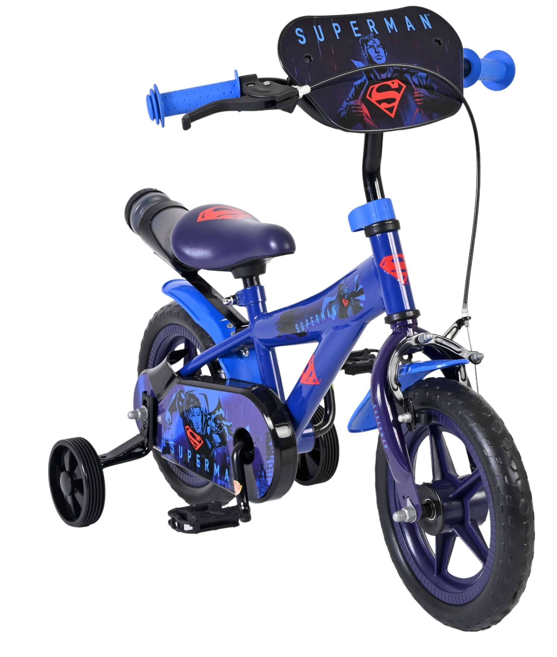 Blaues Kinderfahrrad mit Superman-Aufklebern und Stützrädern.