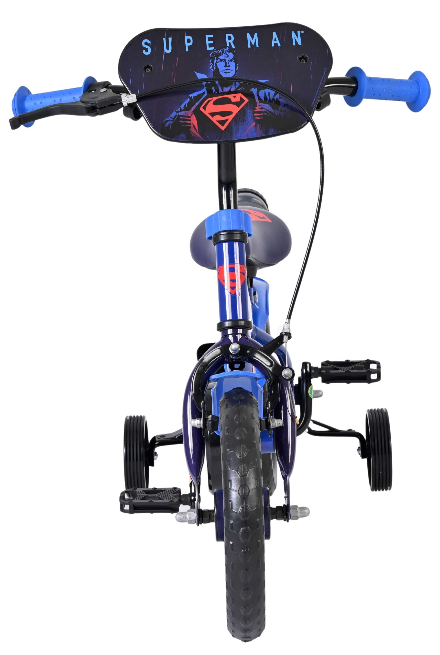 Blaues Superman-Fahrrad mit Stützrädern, blauem Lenker und Superman-Logo.