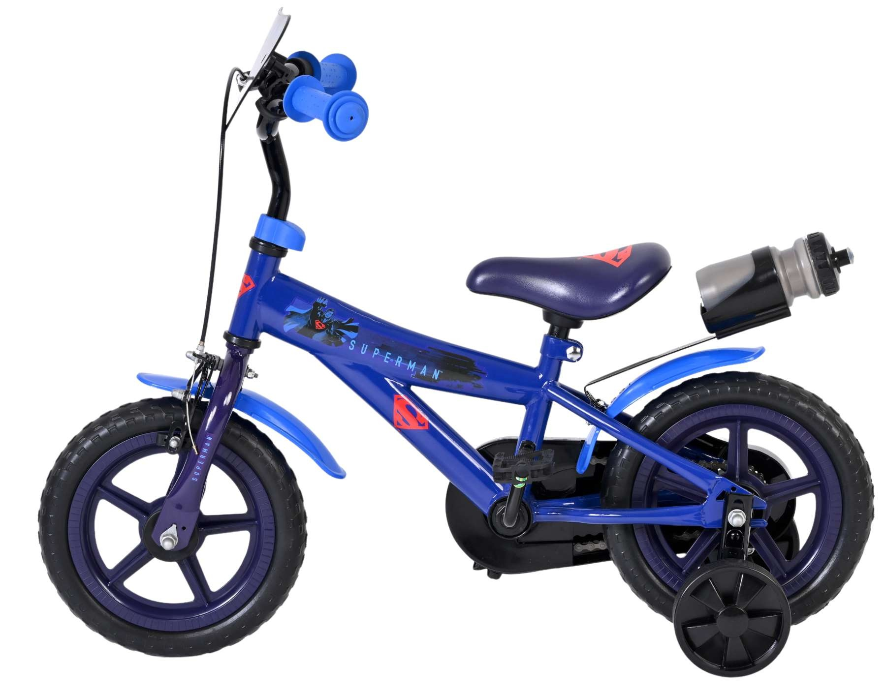Ein blaues Superman-Fahrrad mit Stützrädern und einer Wasserflasche.