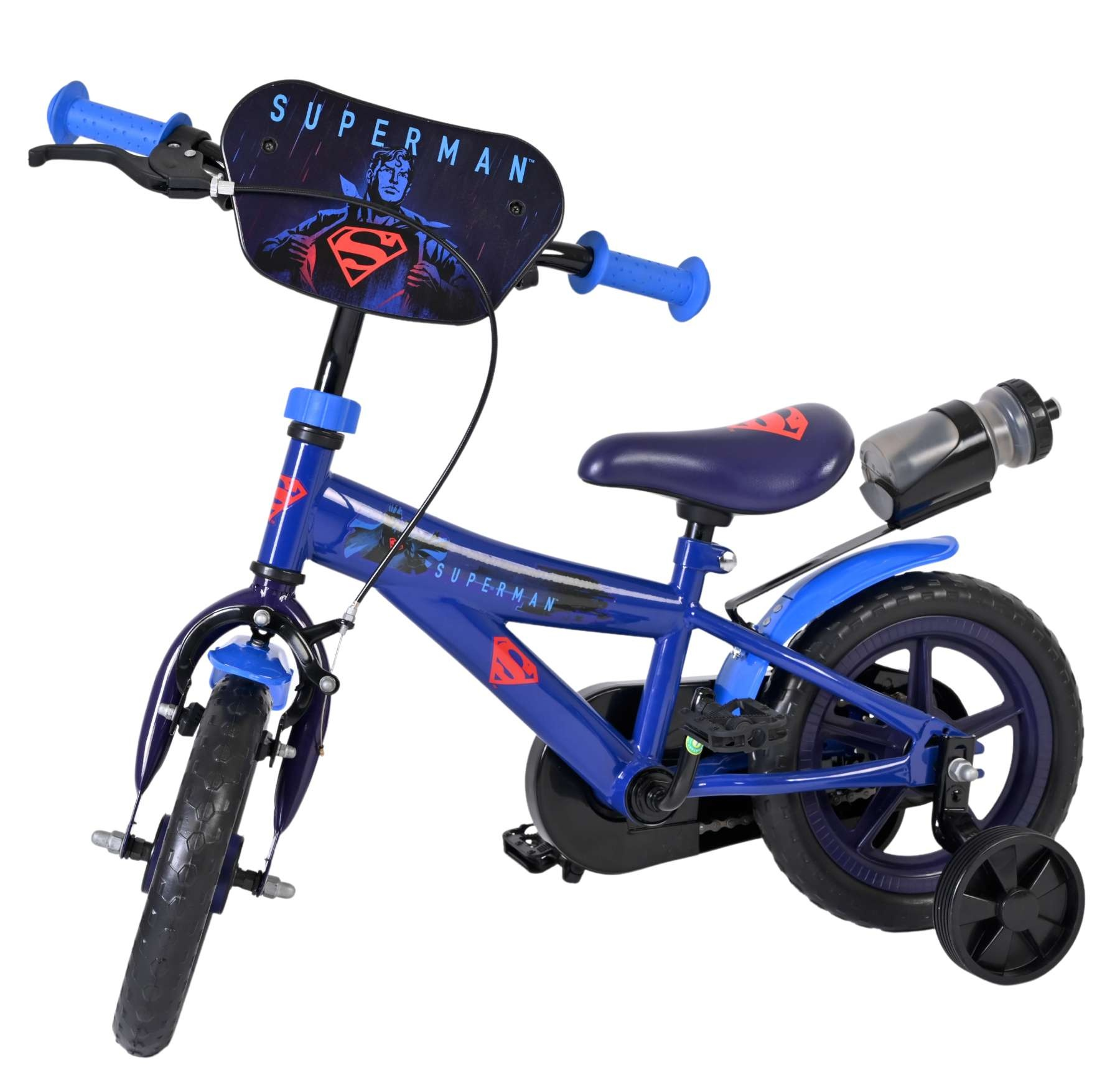 Ein blaues Superman-Fahrrad mit Stützrädern und einer Wasserflasche.