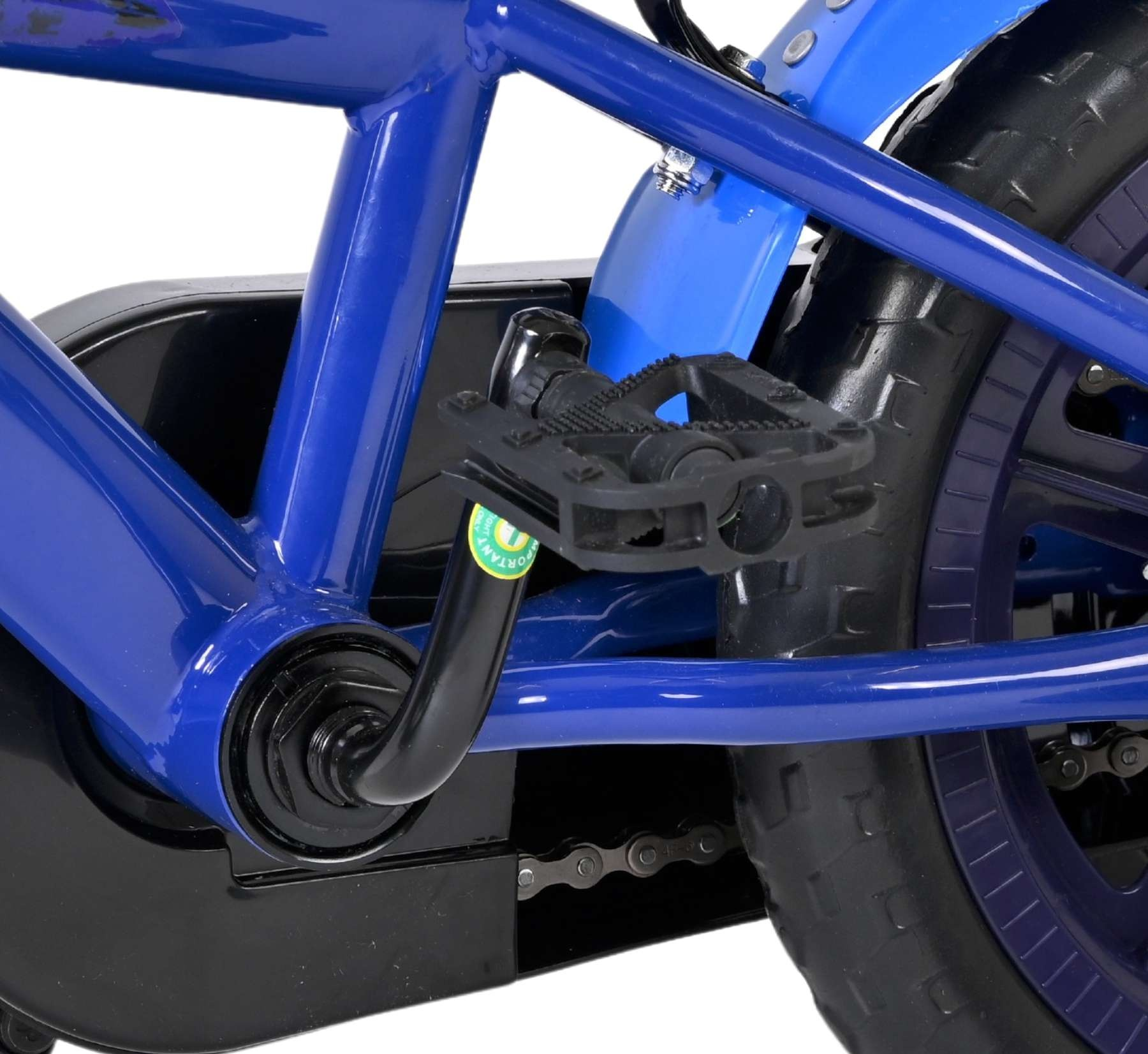 Detailaufnahme des blauen Fahrradrahmens mit Pedal, Kette und Reifen.