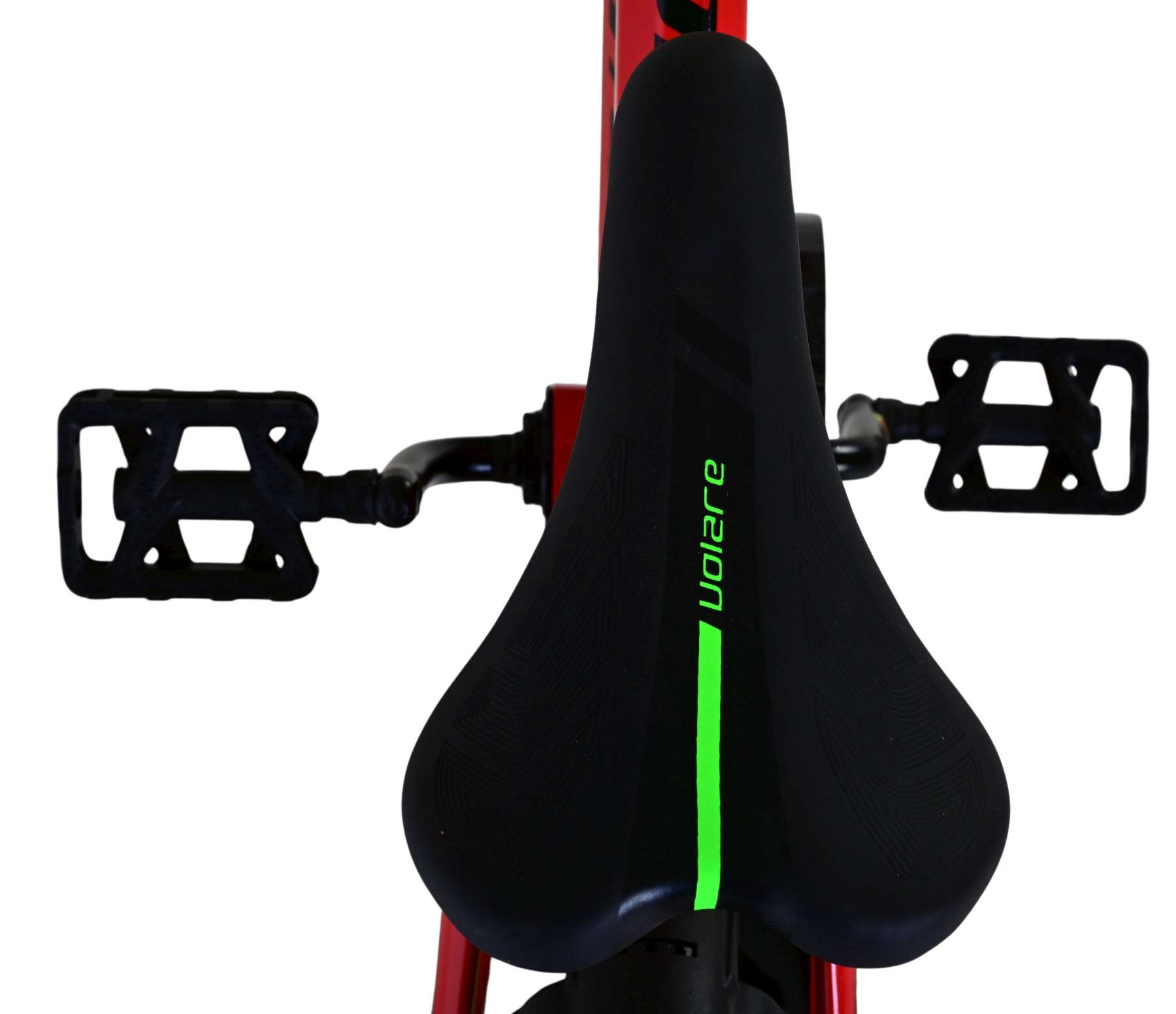 Ein schwarzer Fahrradsattel mit grünem Streifen und zwei schwarzen Pedalen.