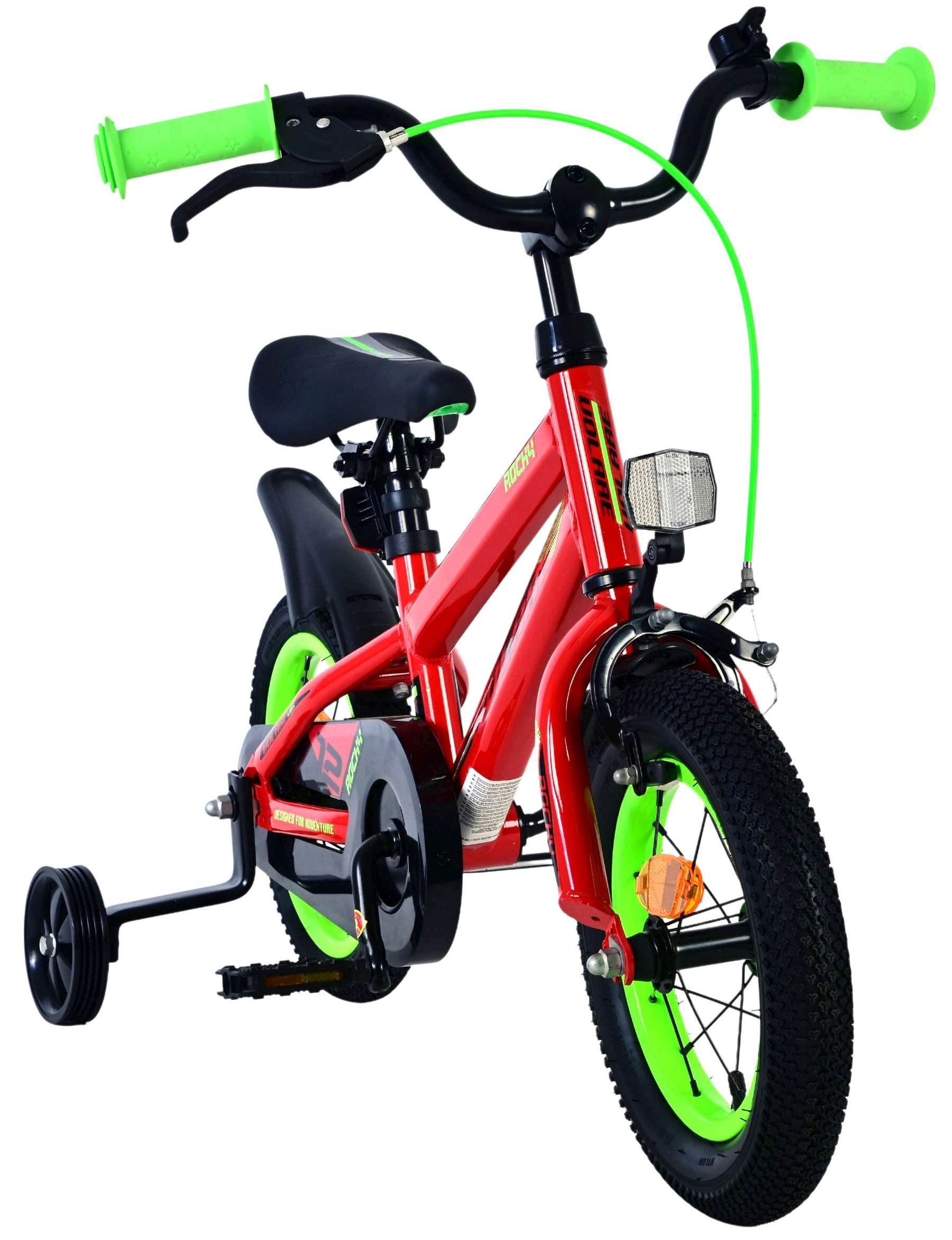 Ein rotes Kinderfahrrad mit grünen Akzenten und Stützrädern.