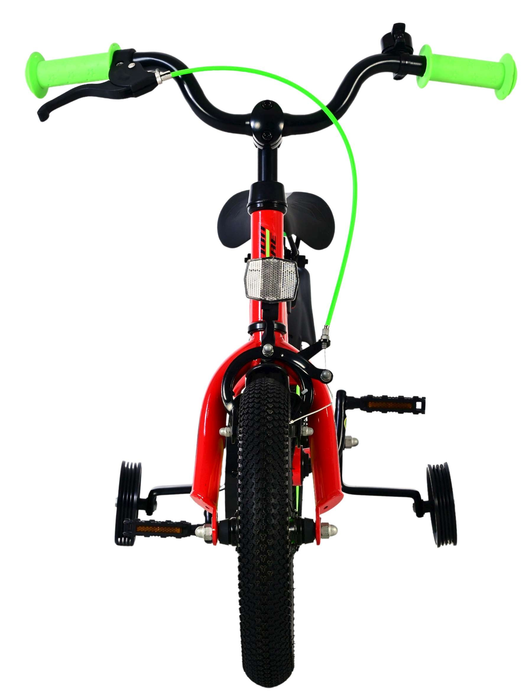 Ein rotes Kinderfahrrad mit Stützrädern, grünen Griffen und schwarzem Lenker.