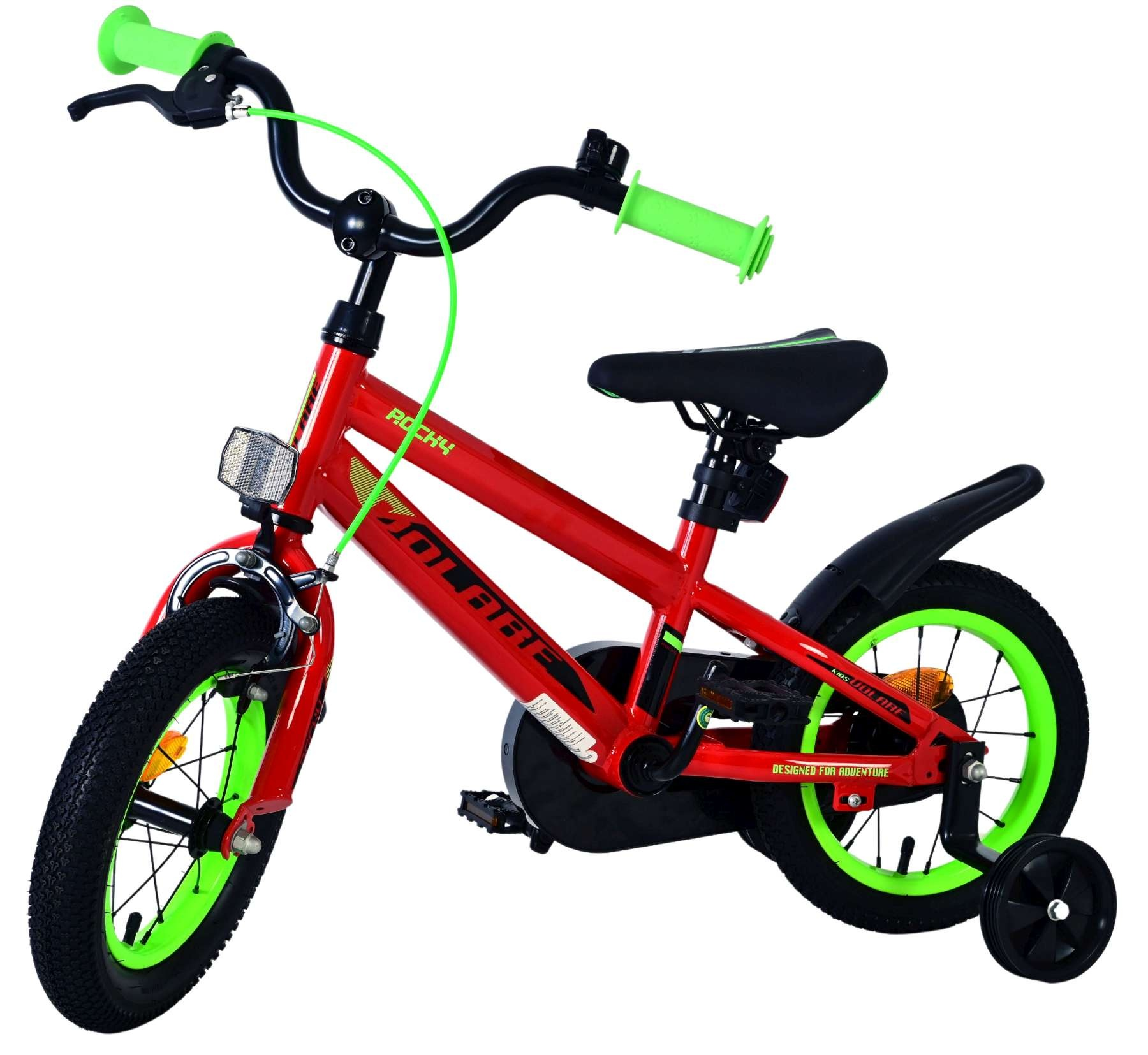 Ein rotes Kinderfahrrad mit grünen Akzenten, Stützrädern und Reflektoren.