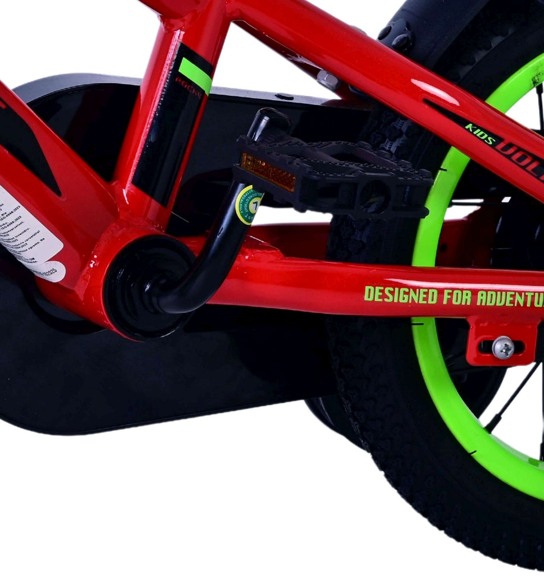 Roter Fahrradrahmen mit schwarzen Pedalen und neon-grünem Felgenrand. Text 'Designed for Adventure'.