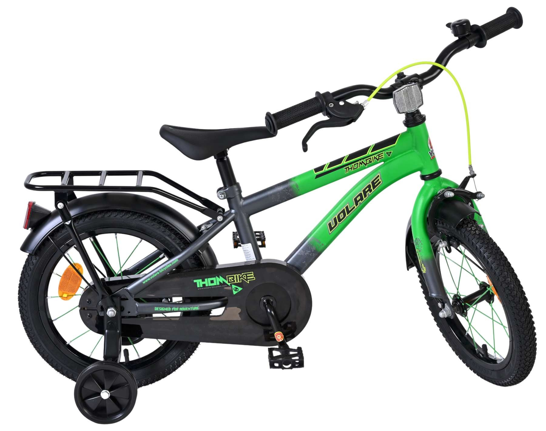 Ein grünes und graues Kinderfahrrad mit Stützrädern, Gepäckträger und Schutzblechen.