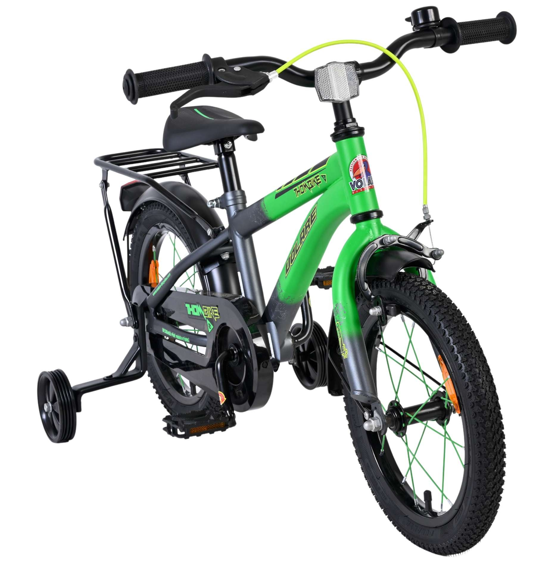 Ein grünes Kinderfahrrad mit Stützrädern, Gepäckträger und Klingel.