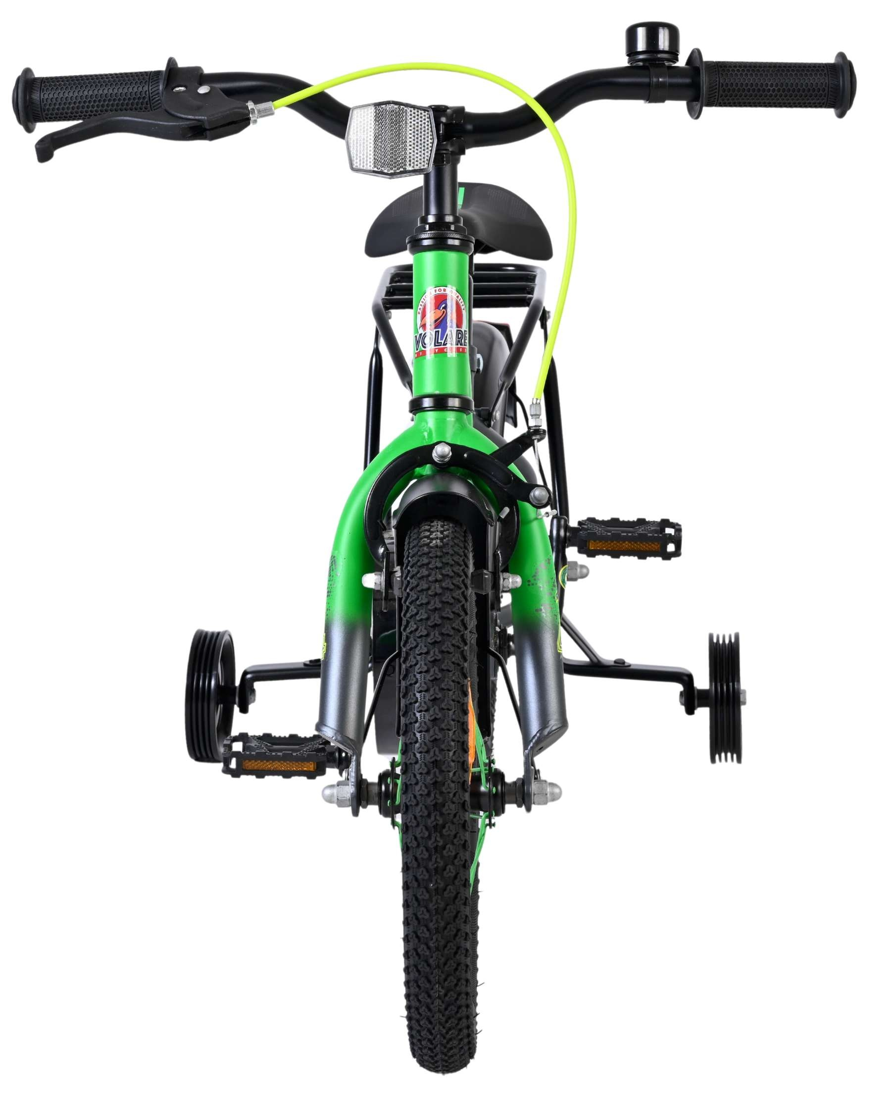 Grünes Kinderfahrrad mit Stützrädern, Vorderansicht.