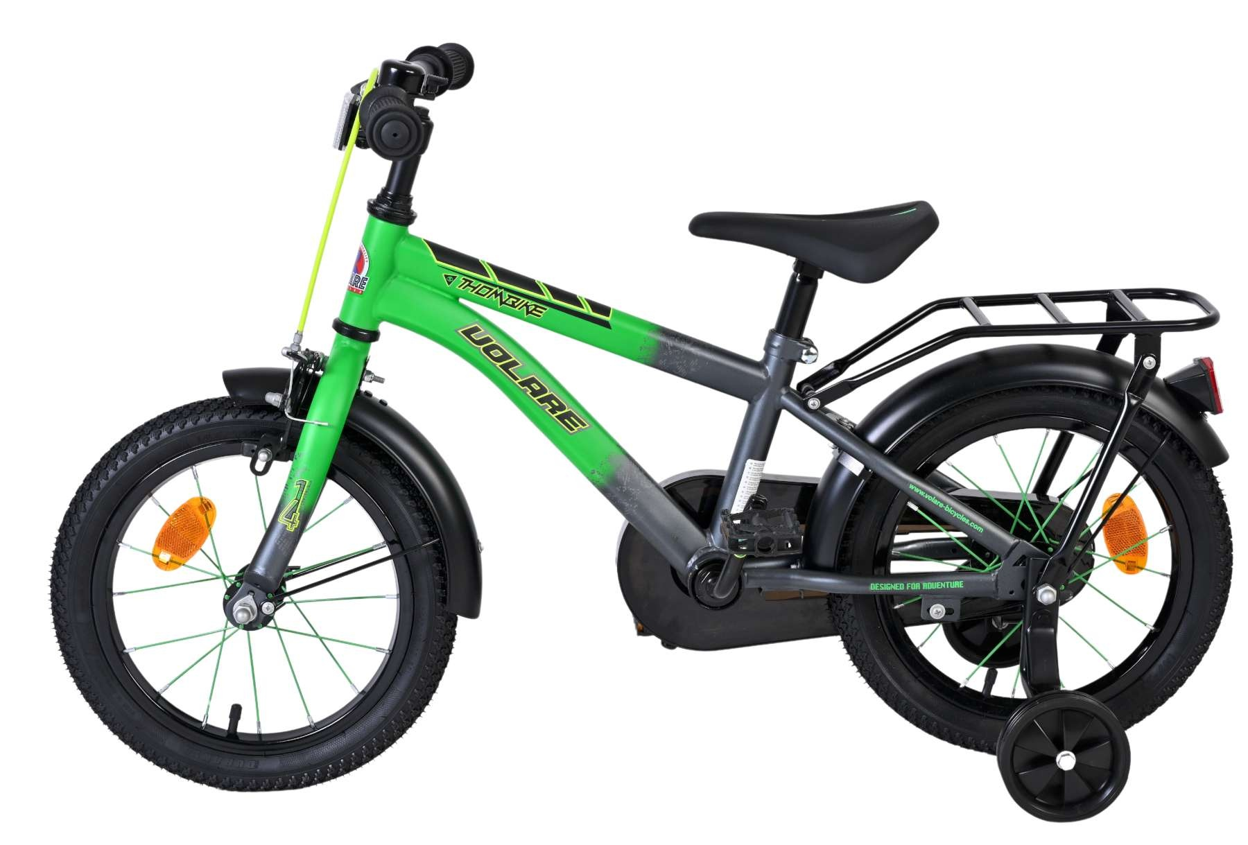 Ein grünes und graues Kinderfahrrad mit Stützrädern, Gepäckträger und Reflektoren.