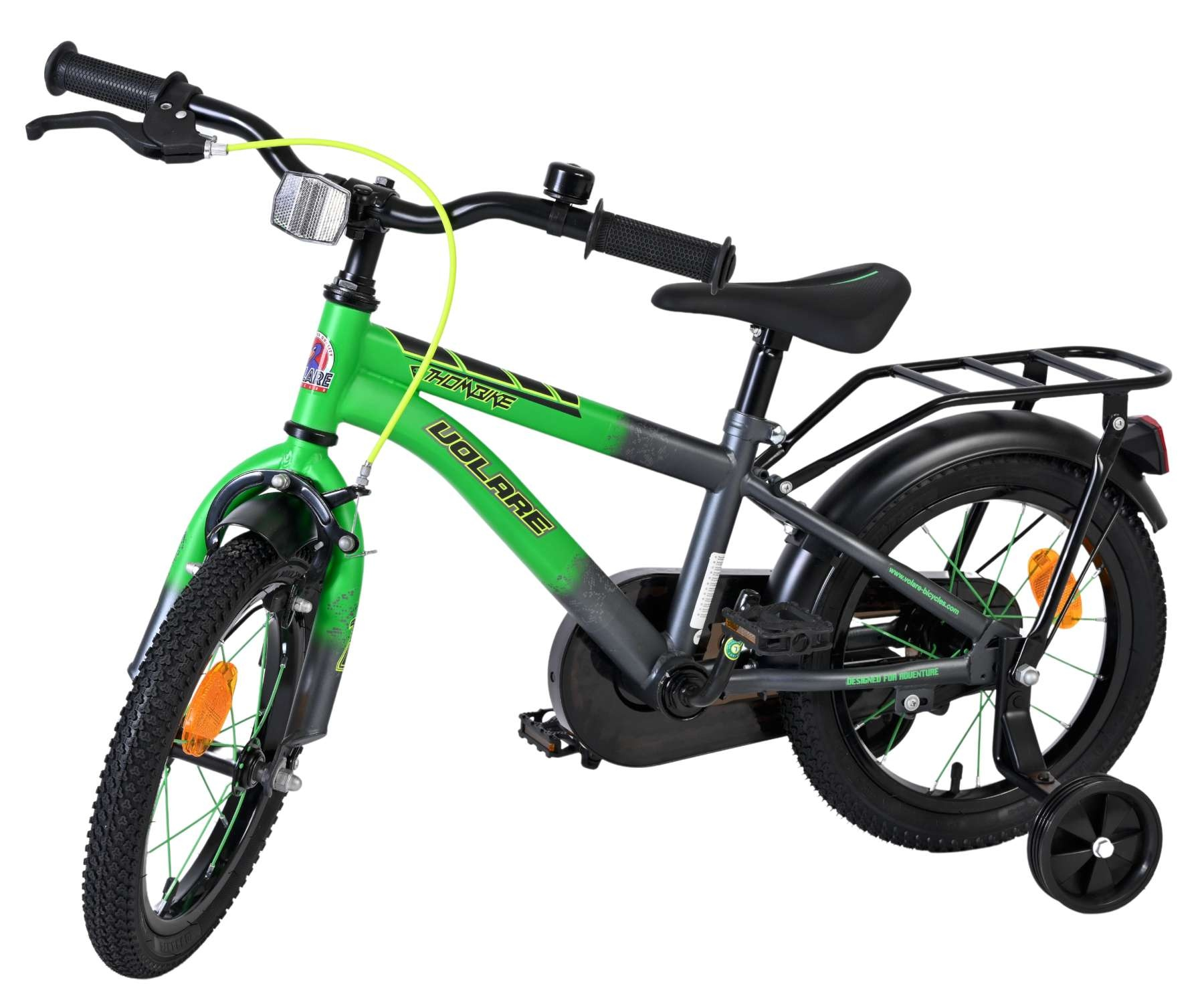 Ein grünes und graues Kinderfahrrad mit Stützrädern, schwarzem Sattel und Gepäckträger.