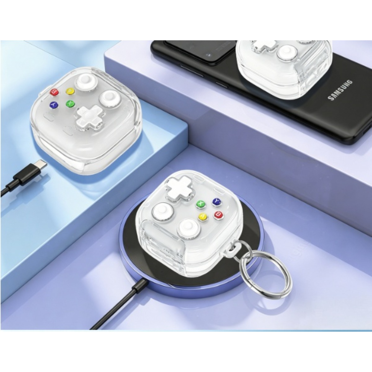 Zwei durchsichtige Controller-Hüllen mit bunten Knöpfen auf einem Samsung-Handy und Ladegerät.