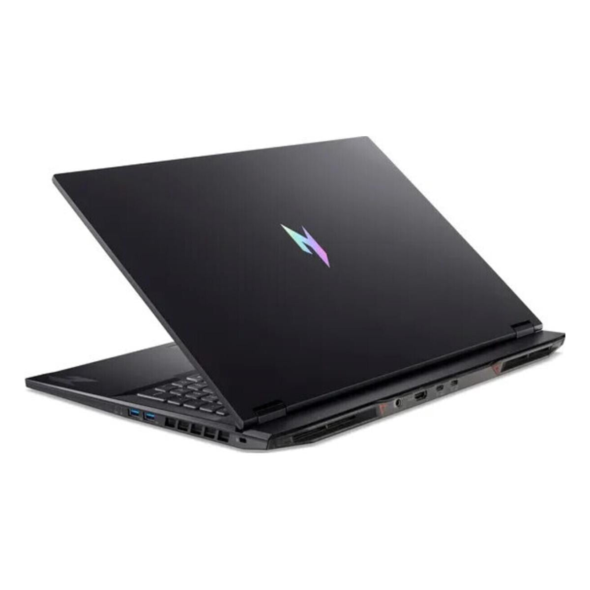 Schwarzer Laptop mit leuchtendem Logo auf dem Deckel, schräge Ansicht mit Anschlüssen und Tastatur.