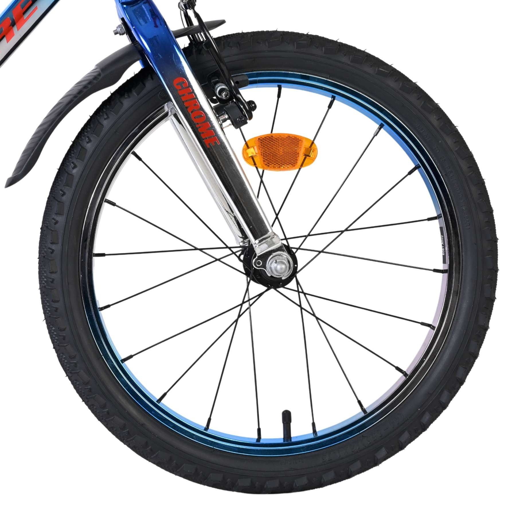 Ein Fahrrad-Vorderrad mit schwarzem Reifen, blauem Felgenband und Speichen.