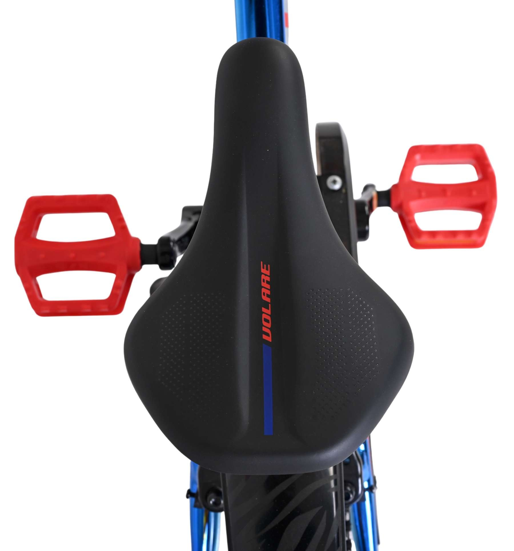 Ein schwarzer Fahrradsitz mit roten Pedalen und einem blauen Streifen.