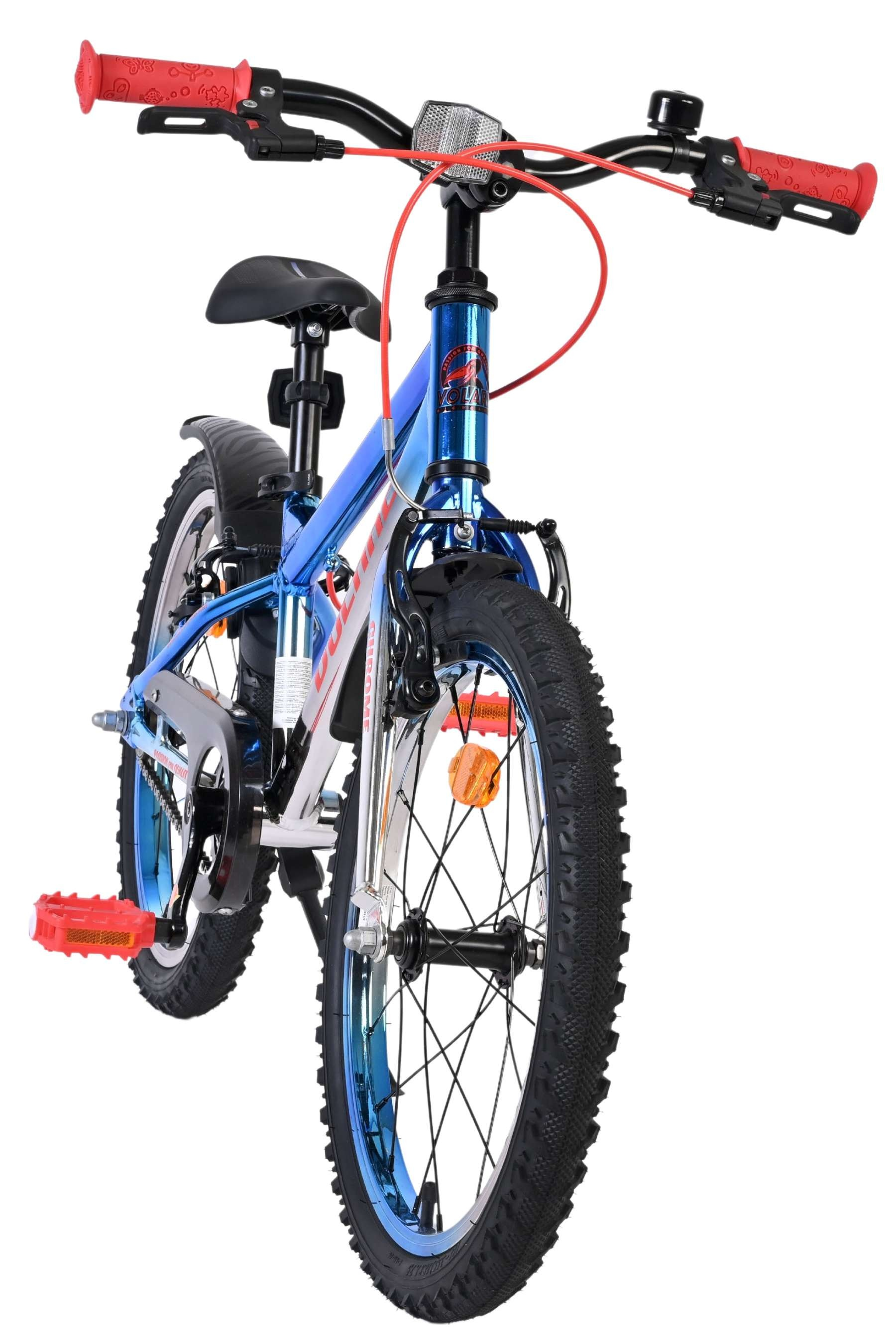 Ein blaues Kinderfahrrad mit roten Griffen und Pedalen, Vorderansicht.