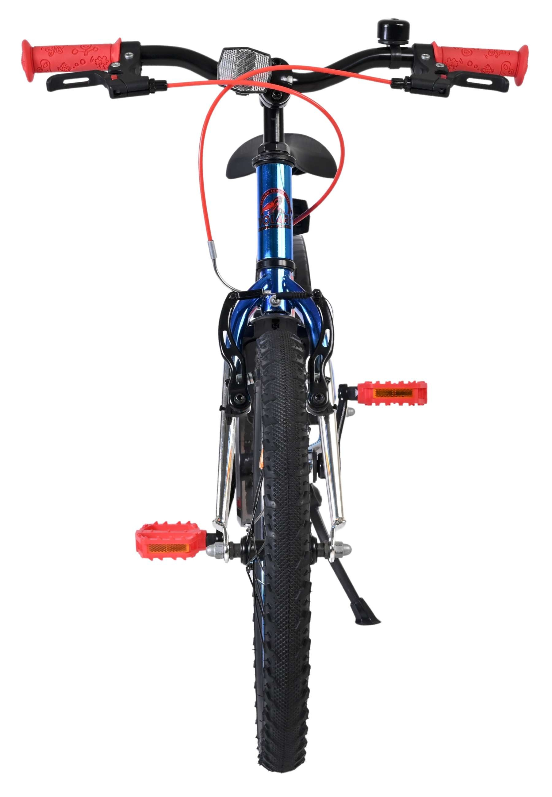 Ein blaues Kinderfahrrad mit roten Pedalen und Griffen, Frontansicht.