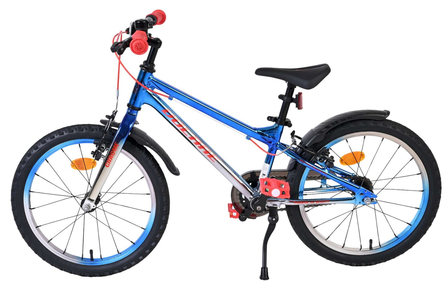 Ein blaues Kinderfahrrad mit roten Griffen und Pedalen, auf weißem Hintergrund.