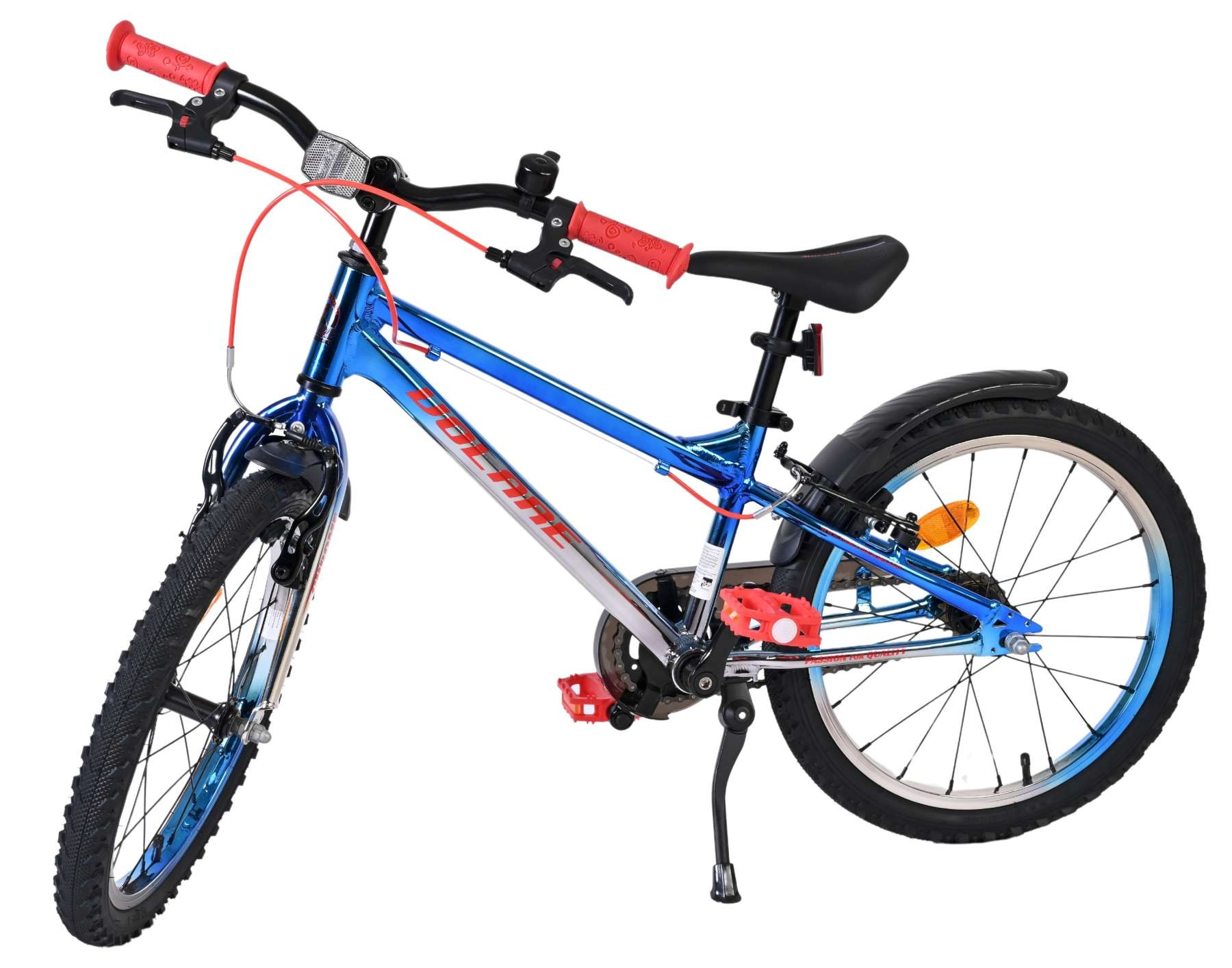 Ein blaues Fahrrad mit roten Griffen und Pedalen steht auf einem weißen Hintergrund.