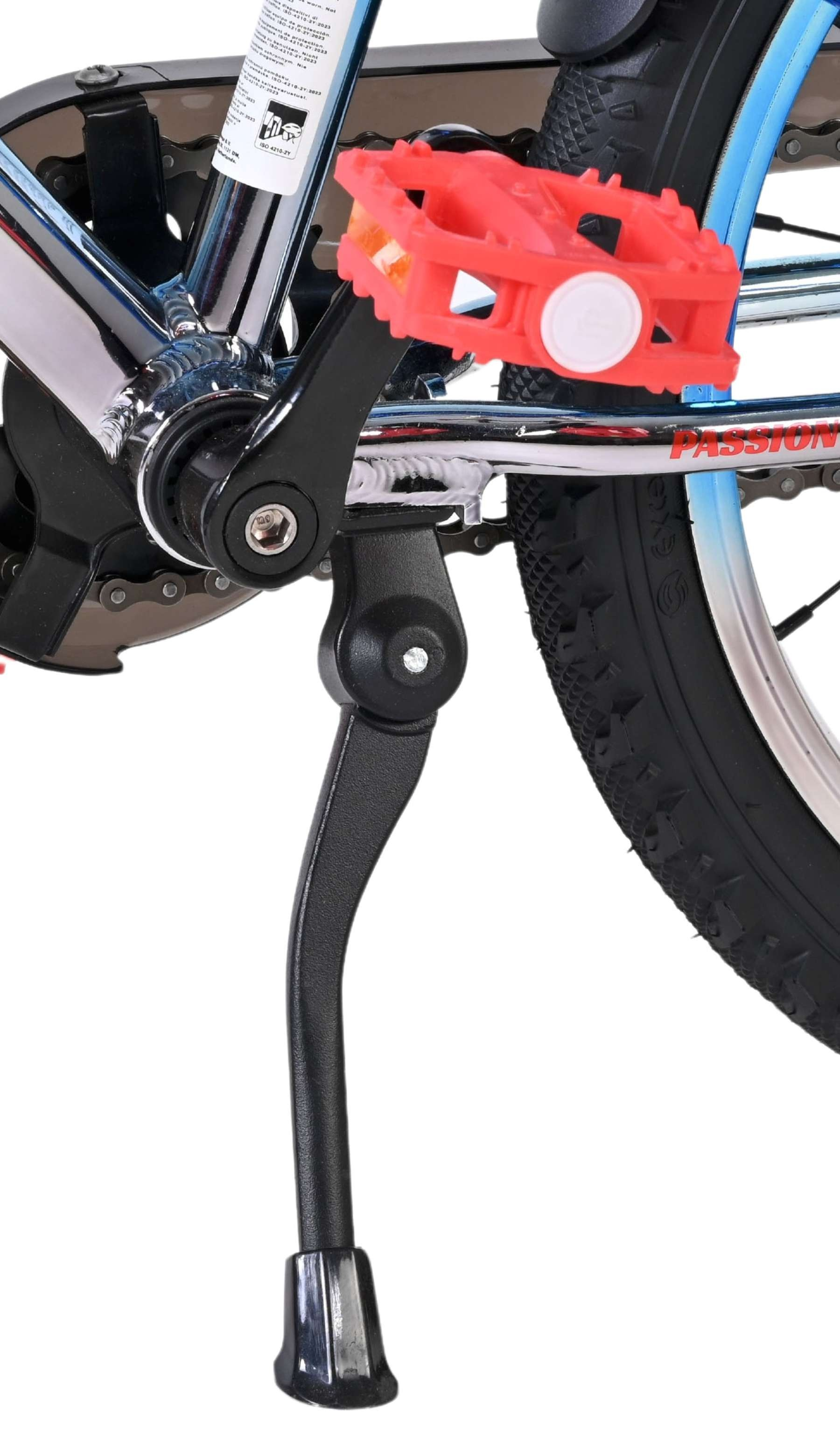 Nahaufnahme des Fahrradständers, Pedals und Rades mit Kette.