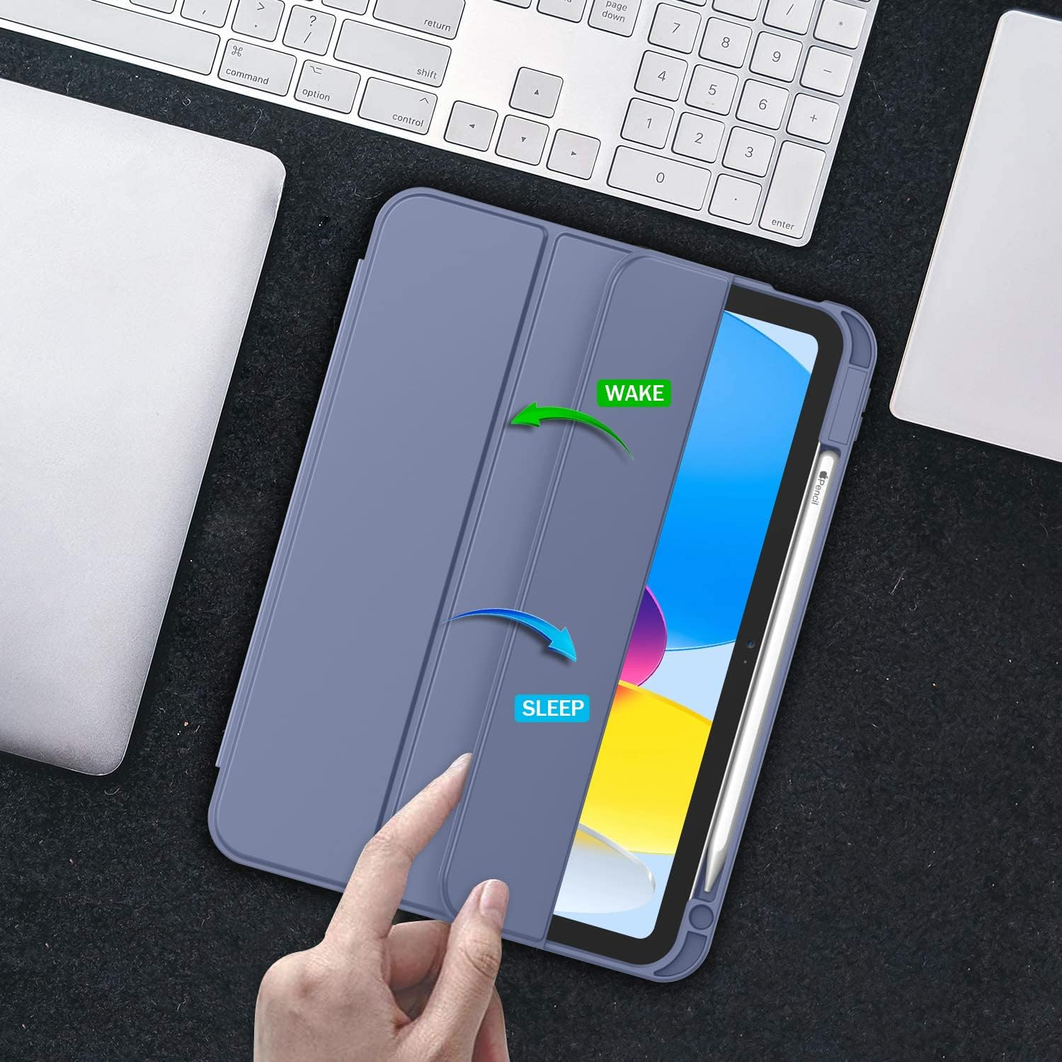 Ein graublauer Tablet-Ständer mit einem Stift daneben, auf einer Tastatur.