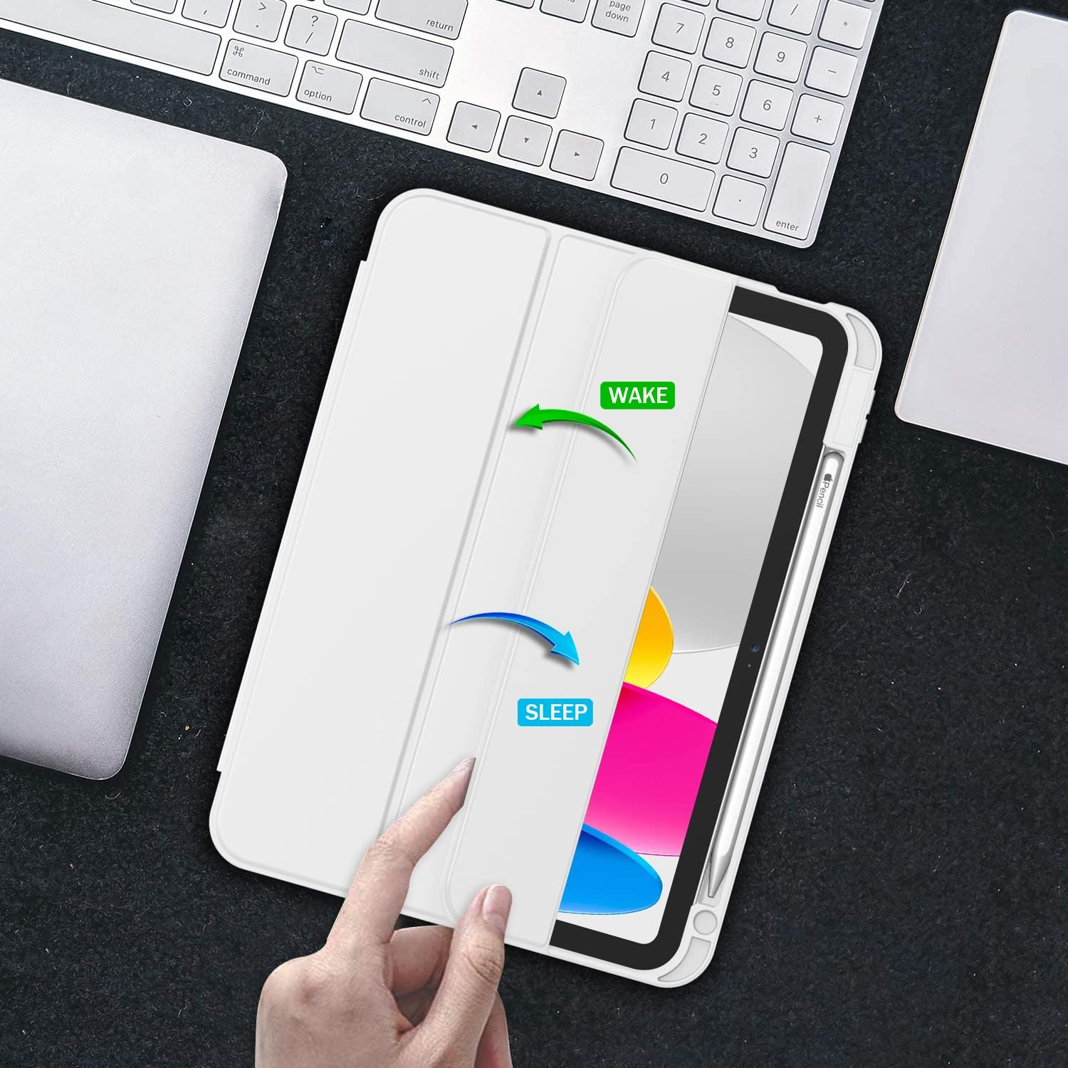 Ein weißes Tablet mit Hülle auf einer Tastatur. Pfeile zeigen auf Wachen und Schlafen.