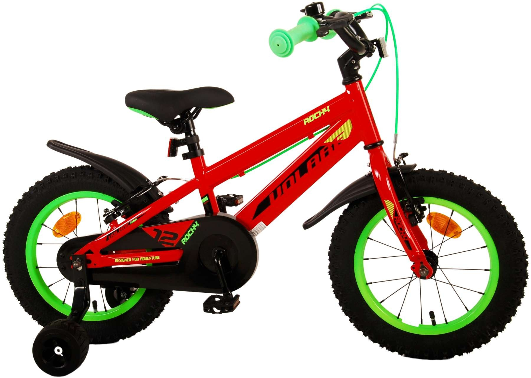 Ein rotes Kinderfahrrad mit grünen Rädern und Lenker, mit Stützrädern.