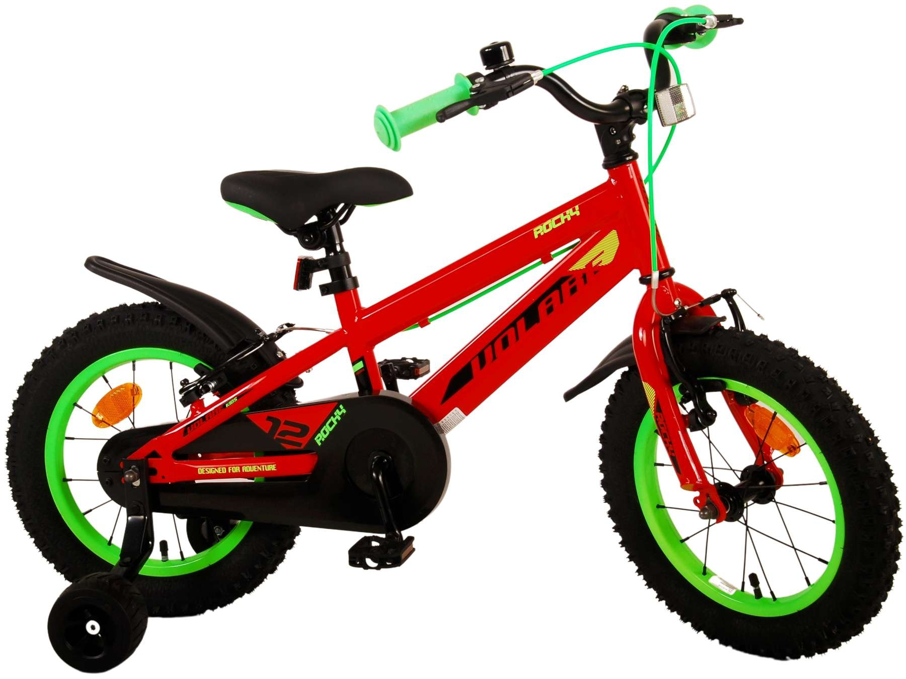 Ein rotes Kinderfahrrad mit grünen Felgen, Stützrädern und schwarzen Reifen.