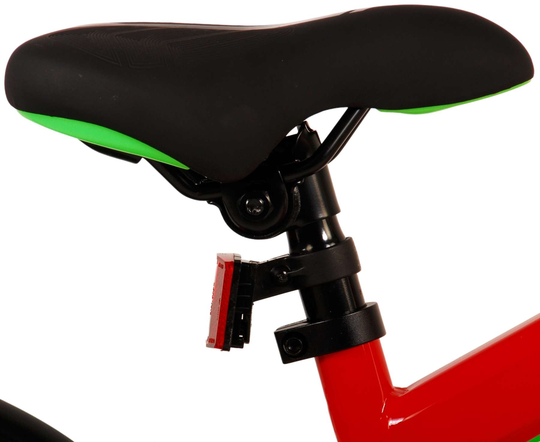 Schwarzer Fahrradsattel mit grünen Akzenten, rotem Rücklicht und rotem Rahmen.