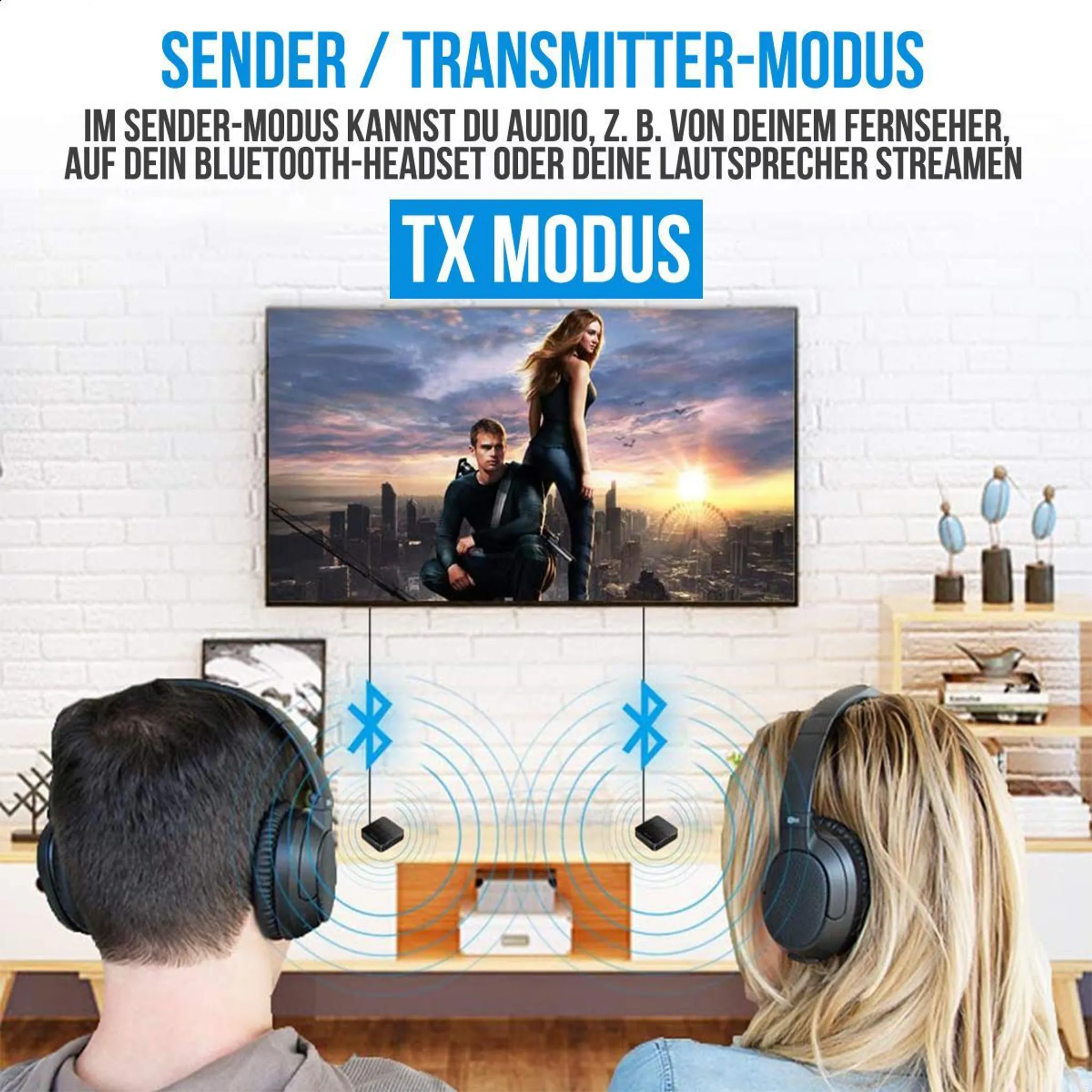 Sender-Modus: Mann und Frau mit Kopfhörern streamen Audio von Fernseher.
