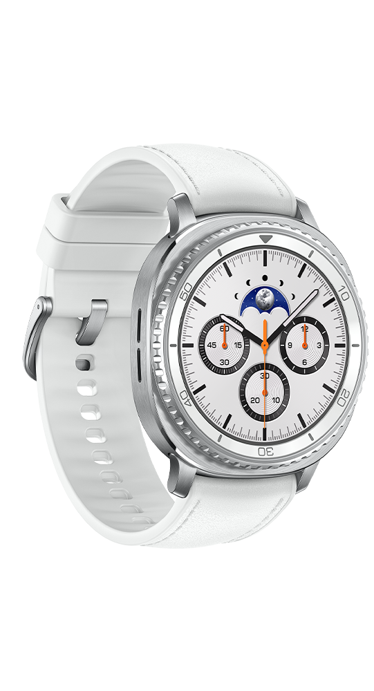 Uno smartwatch bianco con cassa argentata e display delle fasi lunari.