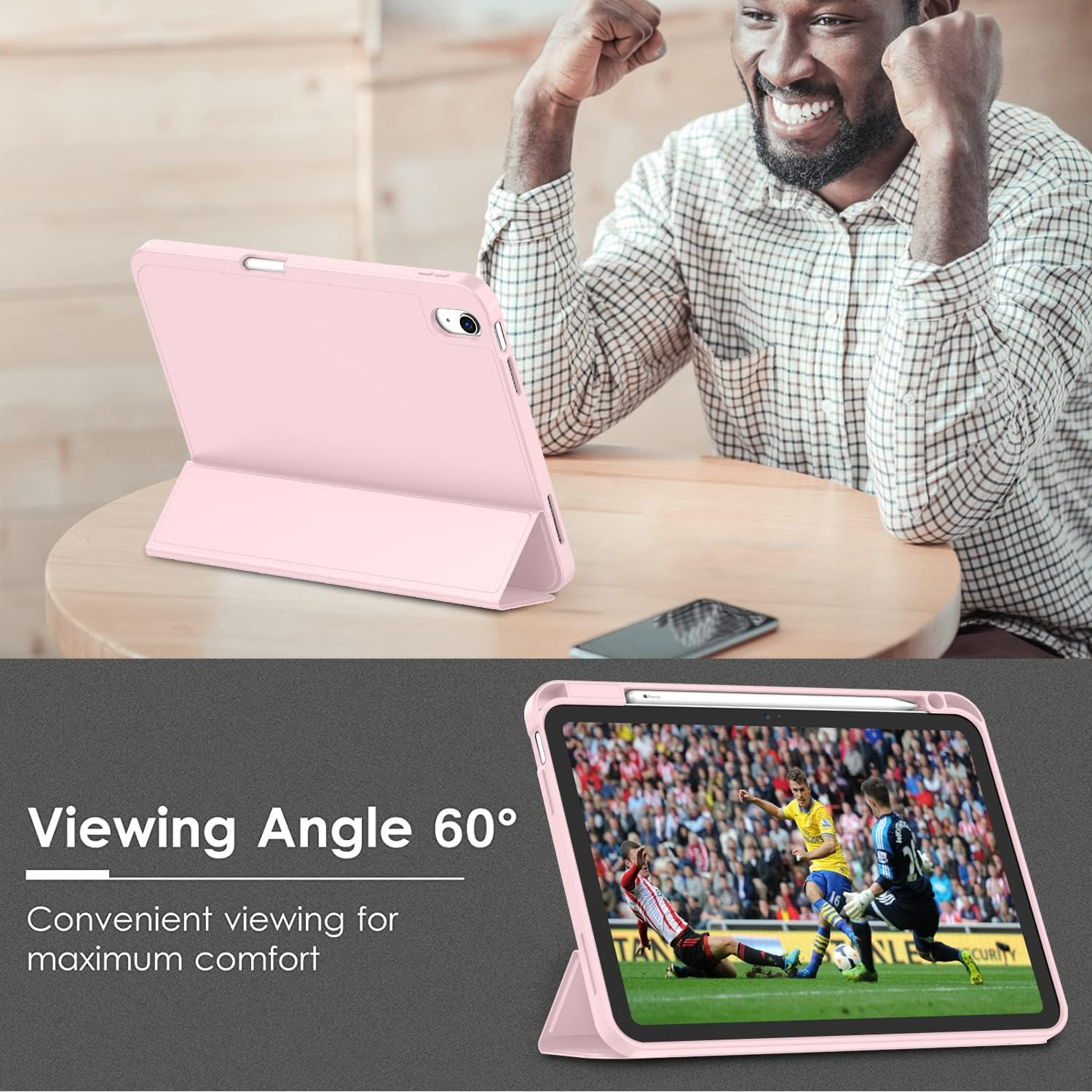 Ein Mann in kariertem Hemd jubelt vor einem rosa iPad mit Fußballspiel.