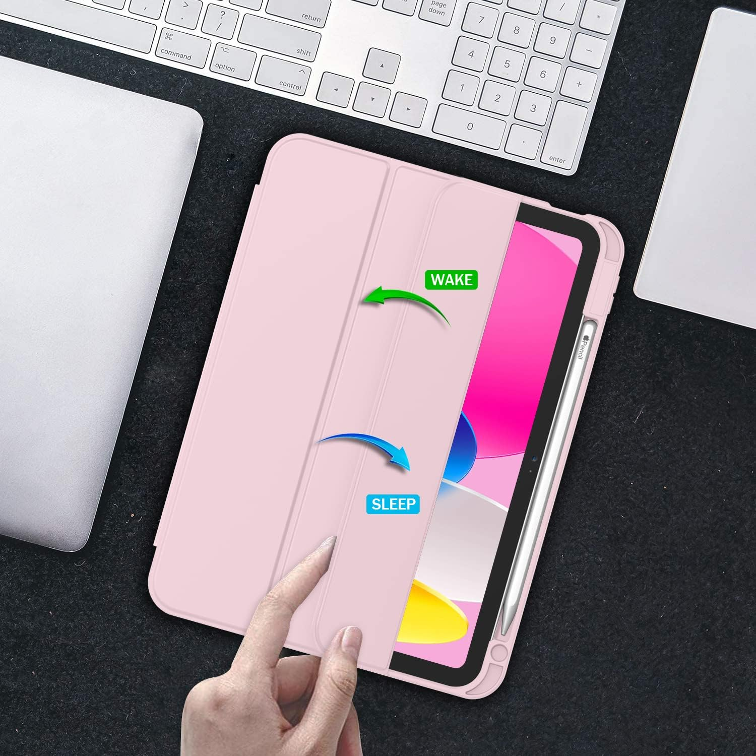Ein rosa Tablet-Cover mit Stift daneben, auf einer Tastatur liegend.
