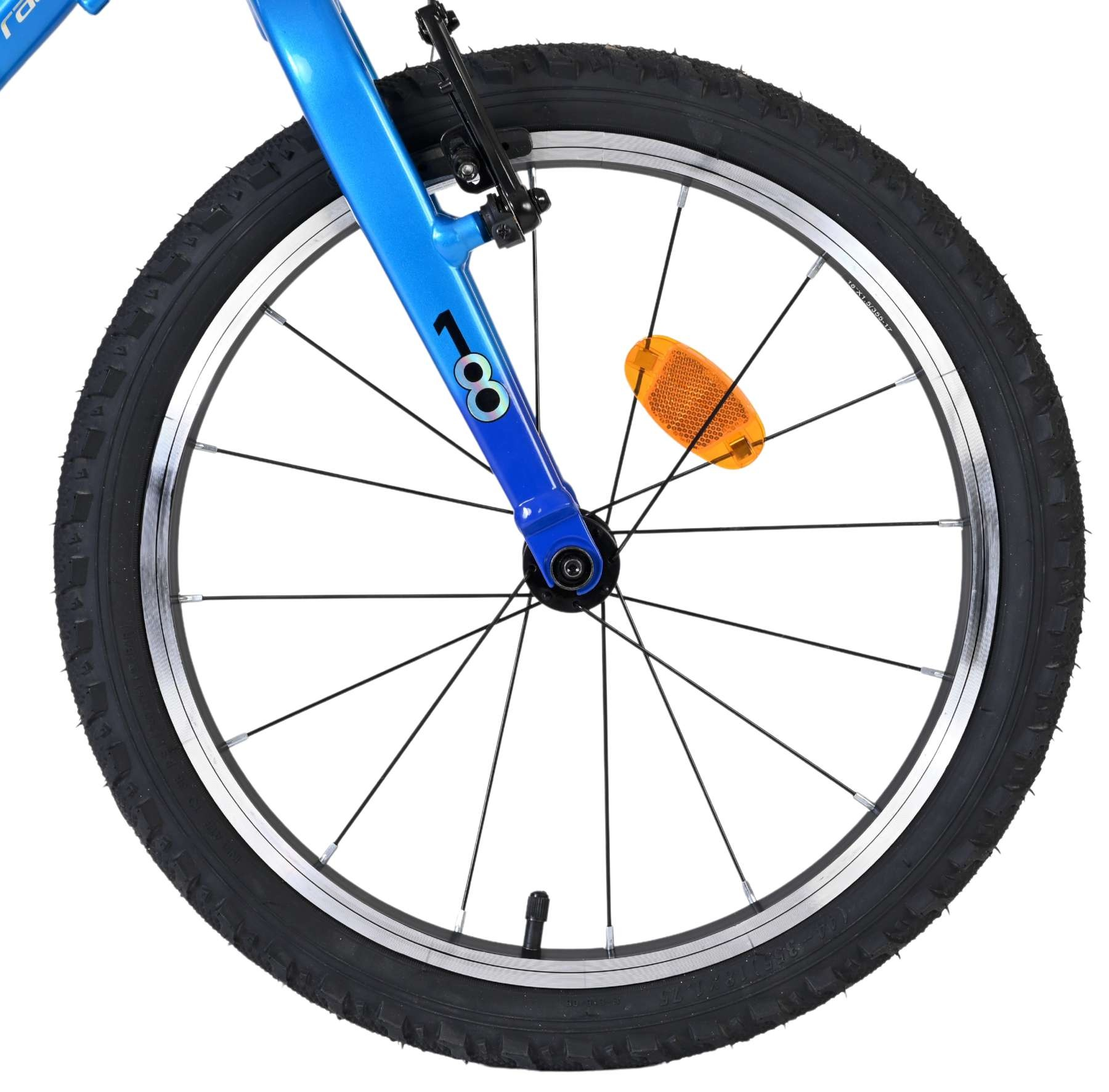 Blaues Fahrradrad mit orangefarbenem Reflektor und Speichen.