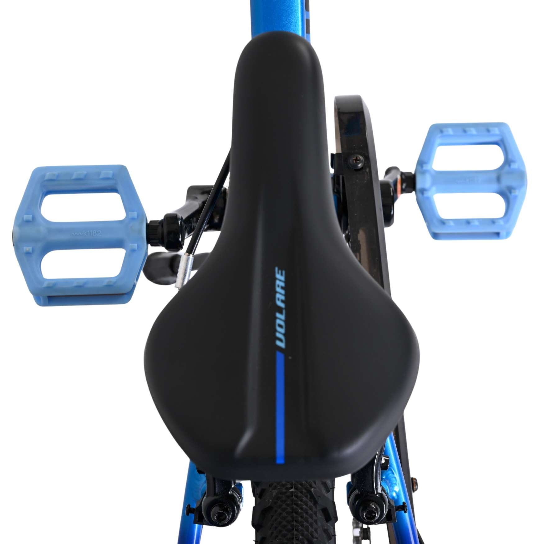 Ein blaues Fahrrad mit schwarzem Sattel und blauen Pedalen, Vorderansicht.