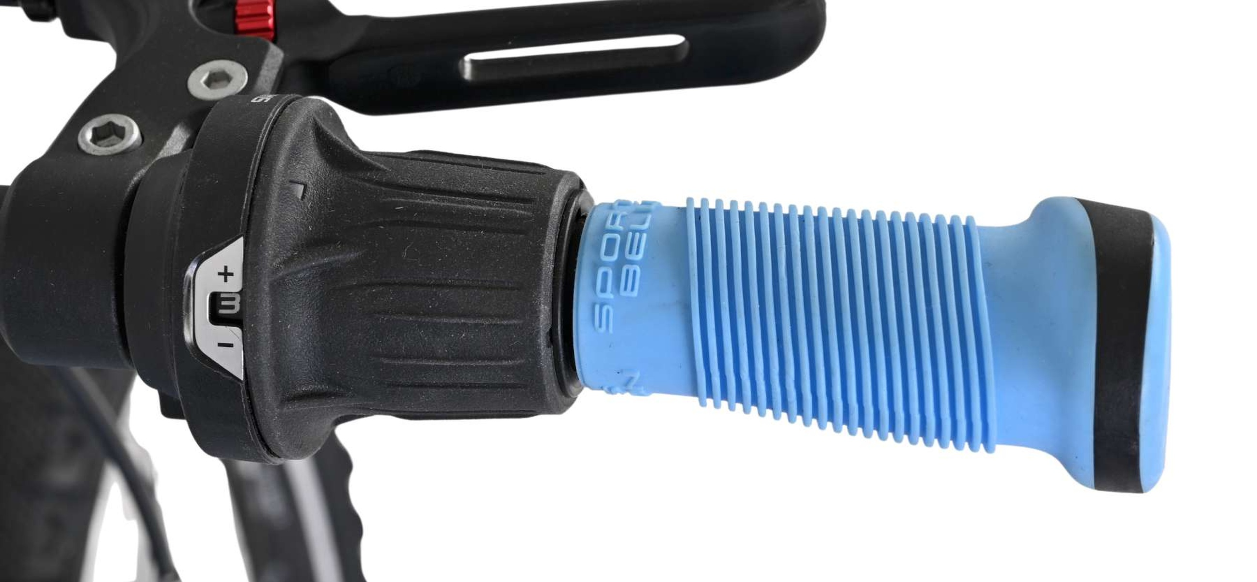 Nahaufnahme eines Fahrradschalters mit blauem Griff. Weißer Hintergrund.