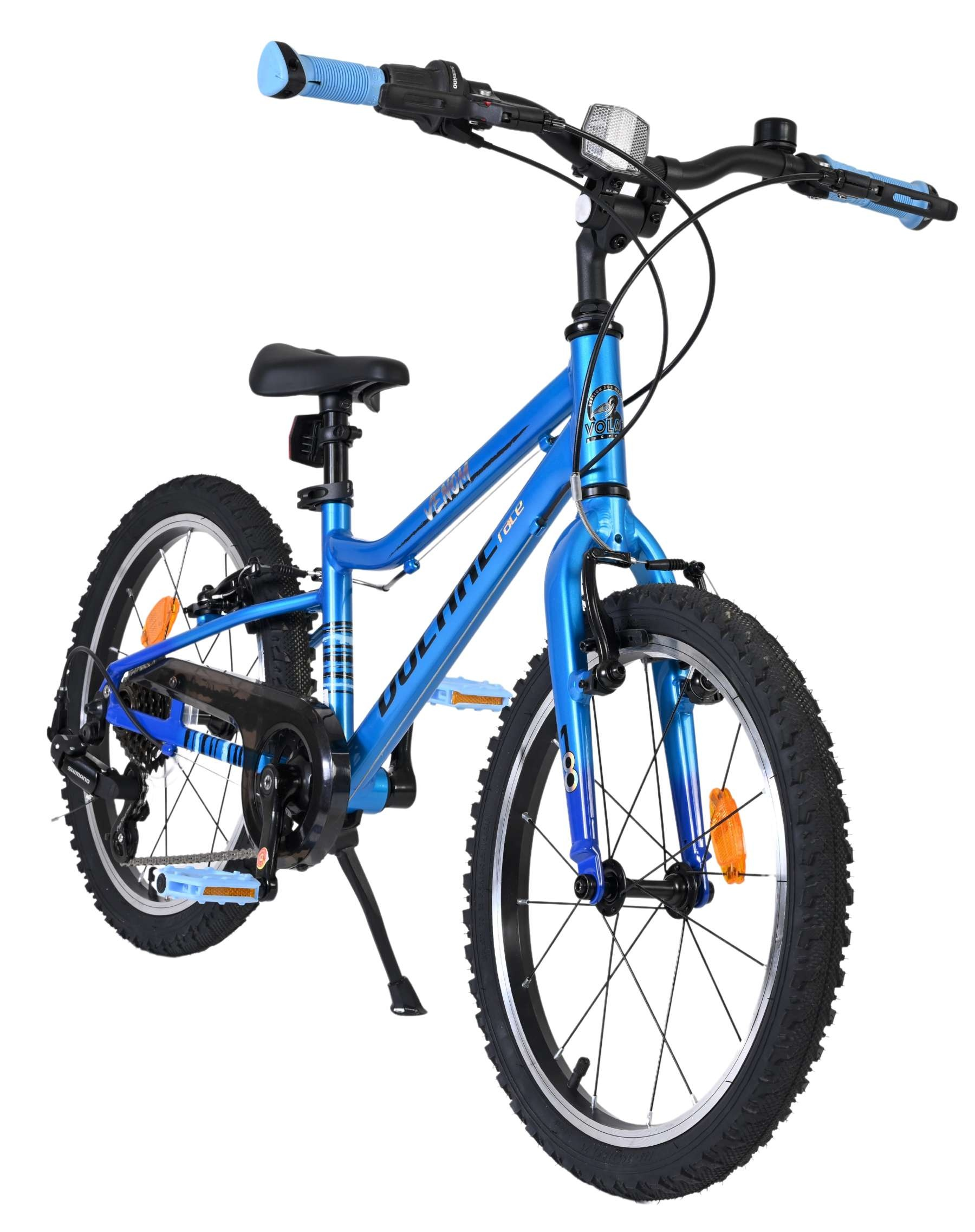 Ein blaues Kinderfahrrad mit schwarzen Reifen und blauen Griffen.