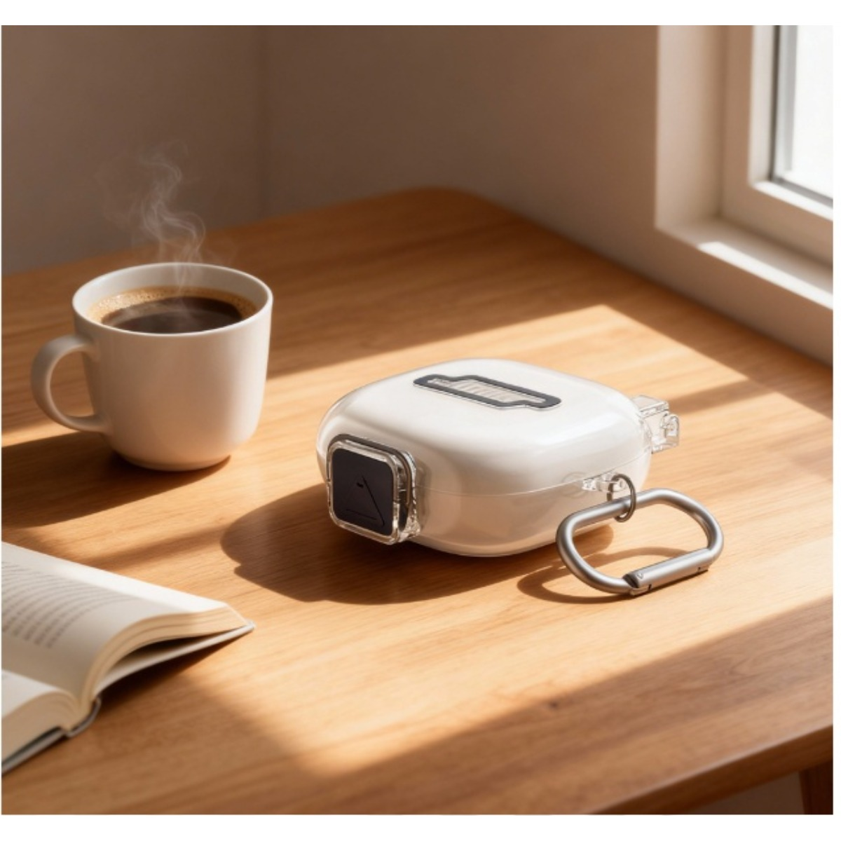 Weiße Kaffeetasse mit Dampf neben weißem Kopfhörer-Etui mit Karabiner auf Holztisch.