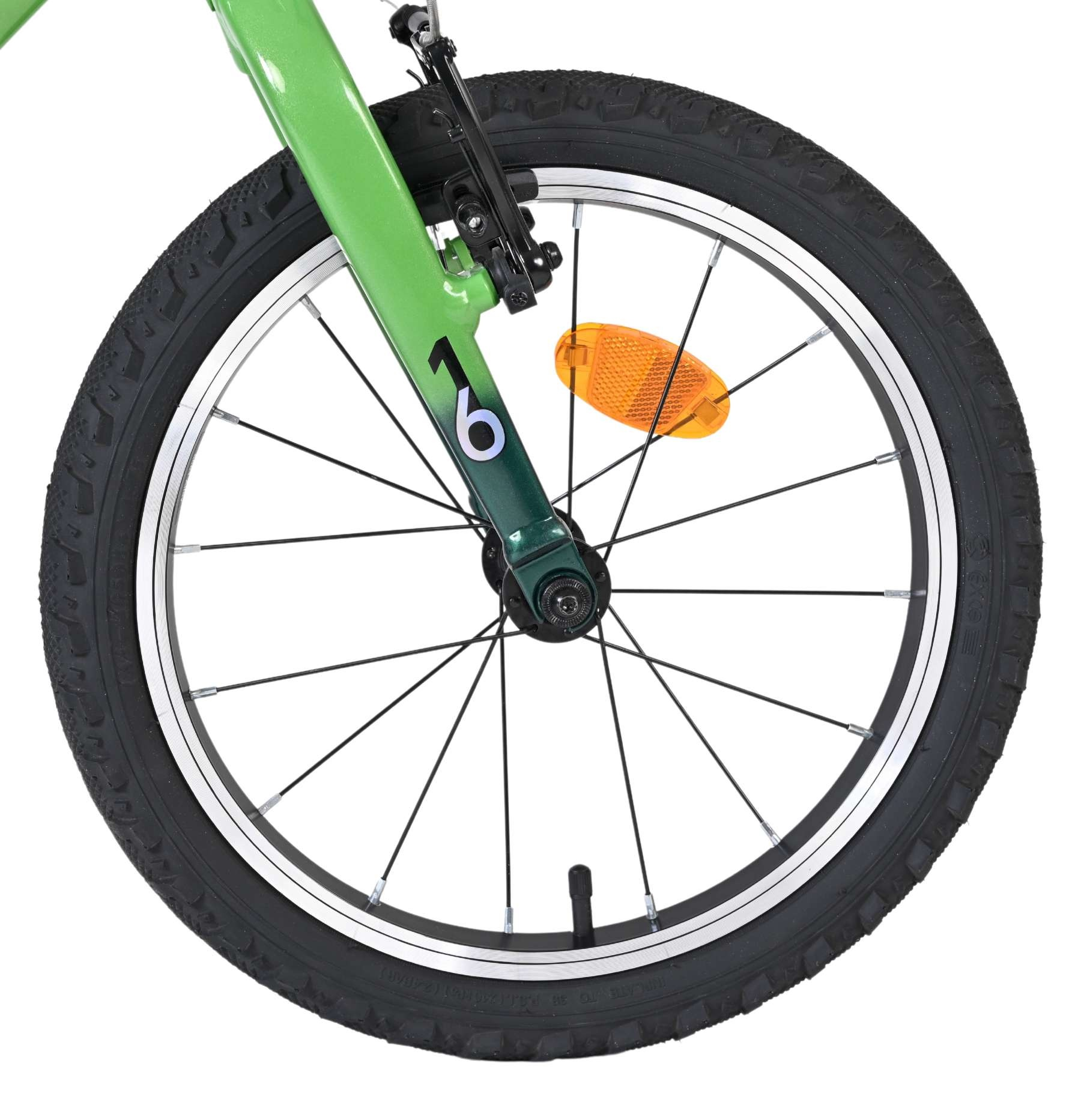 Nahaufnahme eines grünen Fahrradrads mit schwarzem Reifen, Speichen und Reflektor.