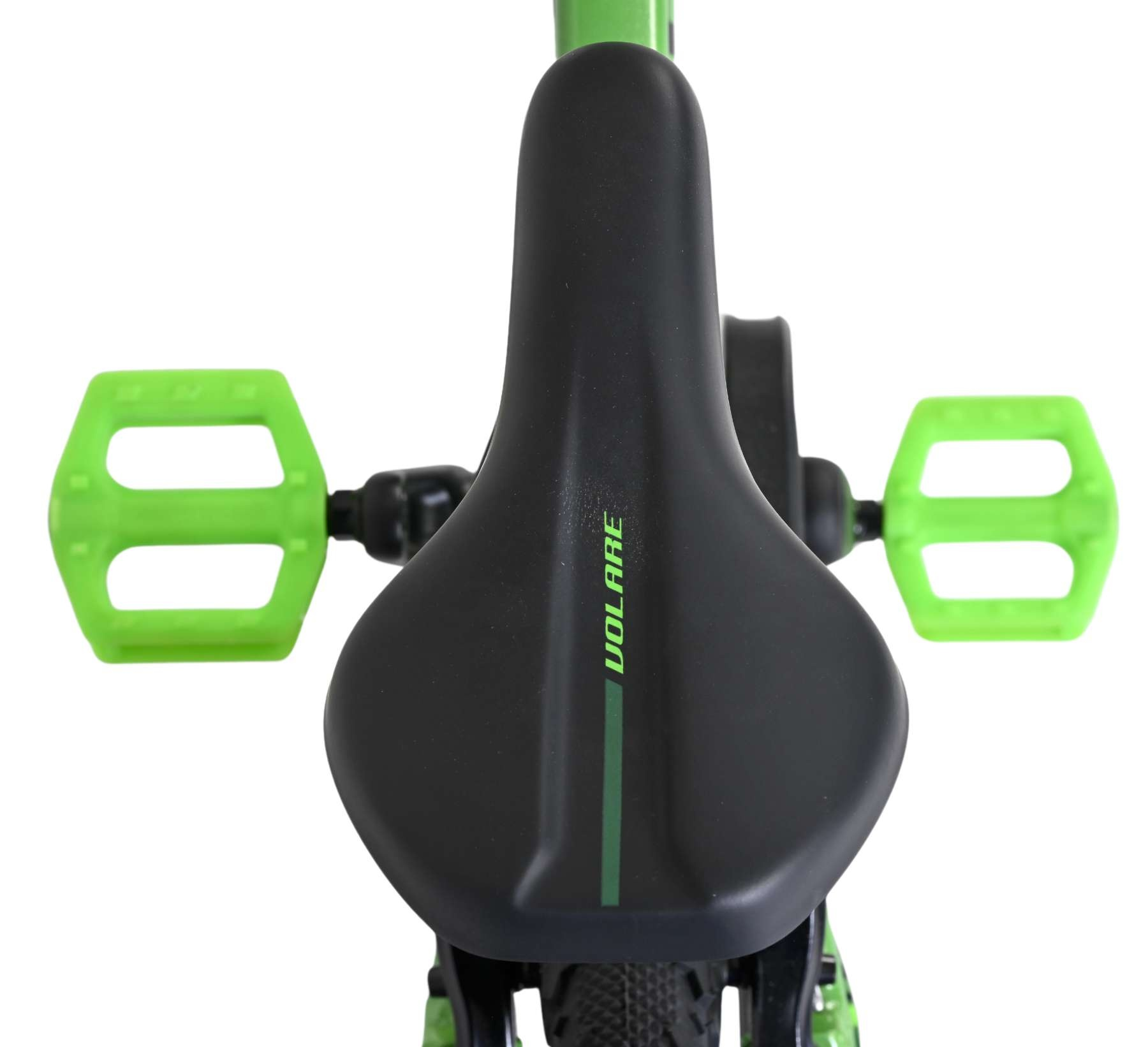 Schwarzer Fahrradsattel mit grünen Pedalen auf weißem Hintergrund.