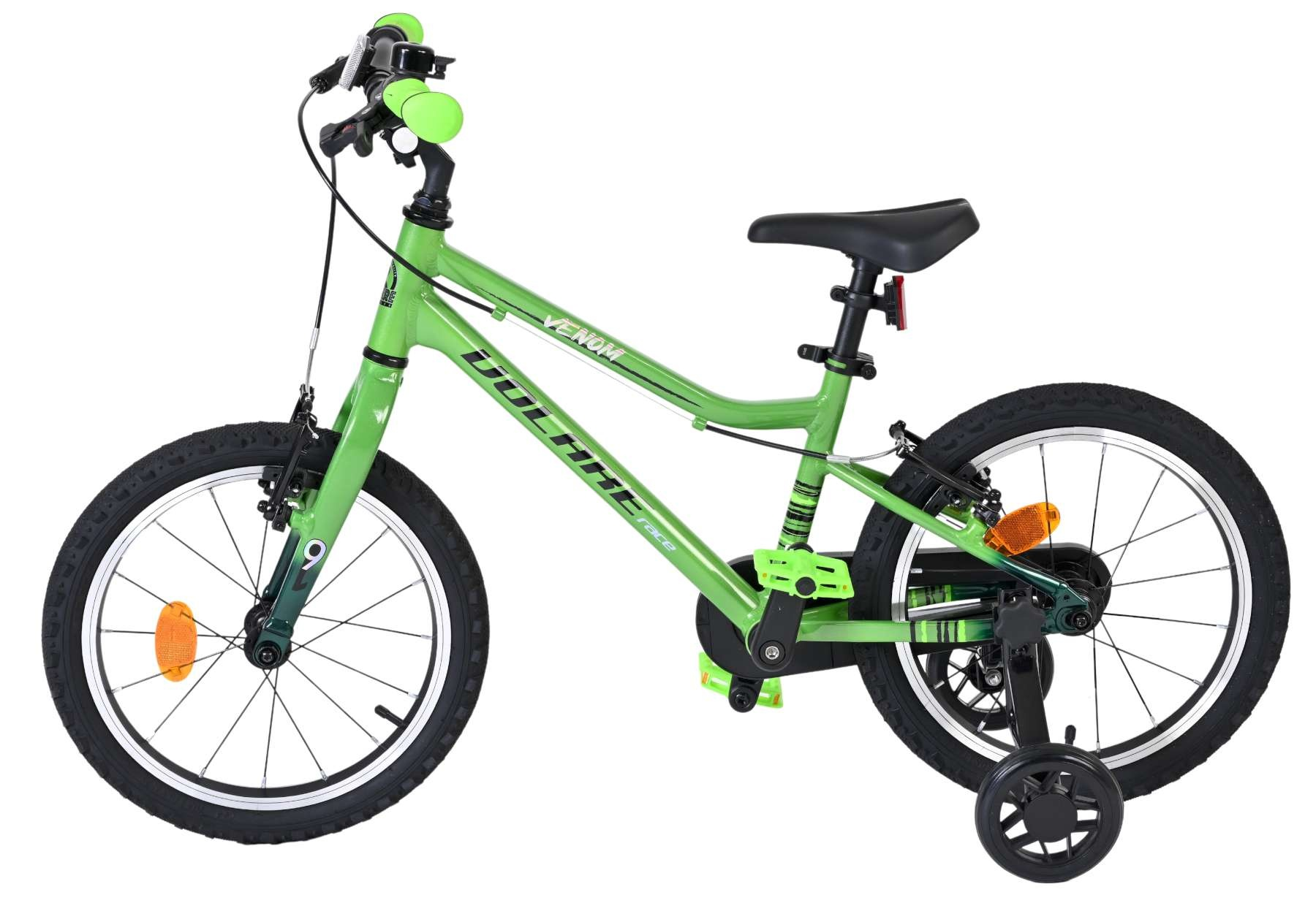 Ein hellgrünes Kinderfahrrad mit Stützrädern, auf weißem Hintergrund.