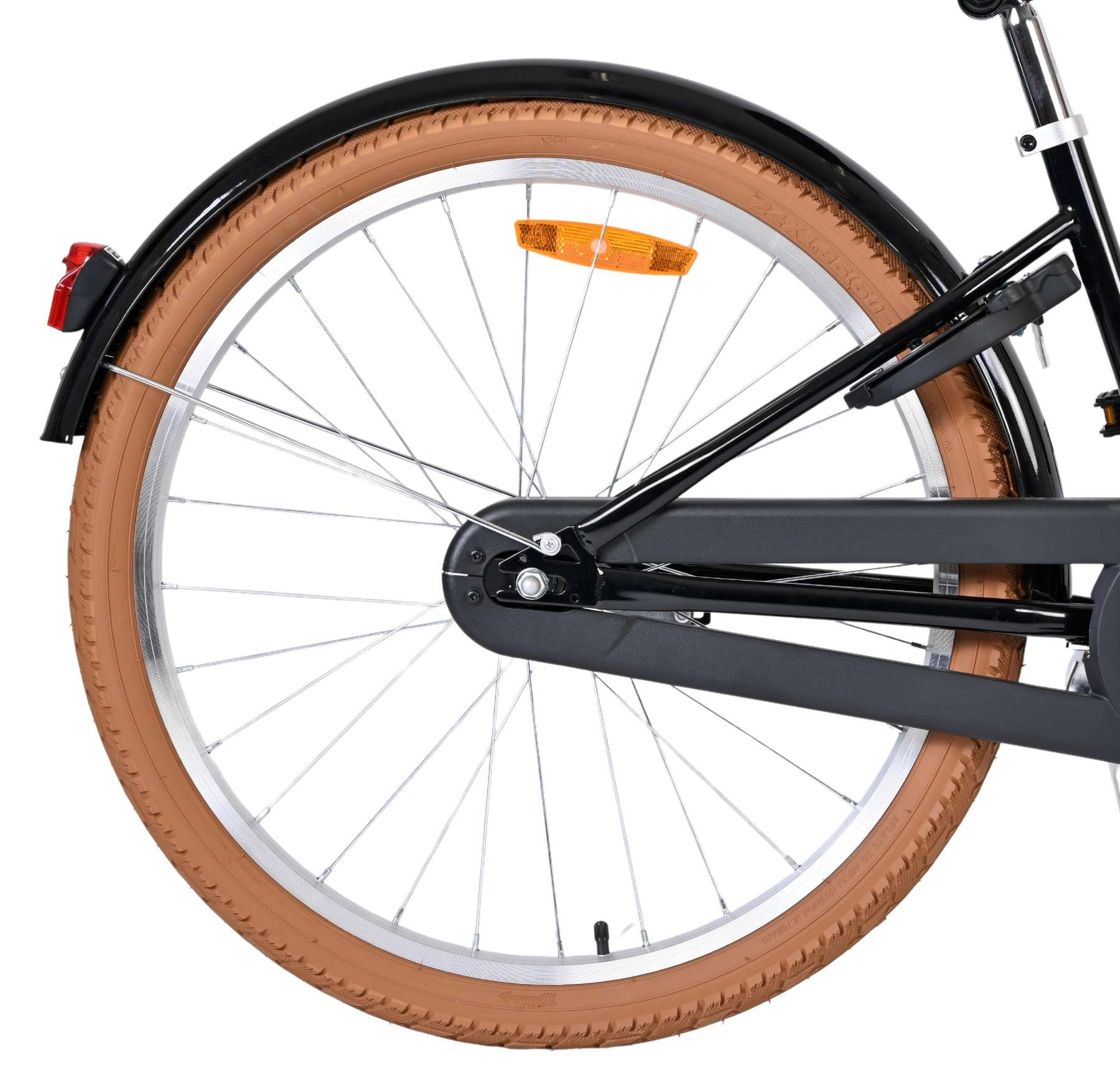 Nahaufnahme eines Fahrrad-Hinterrads mit braunem Reifen, schwarzem Schutzblech und silbernen Speichen.