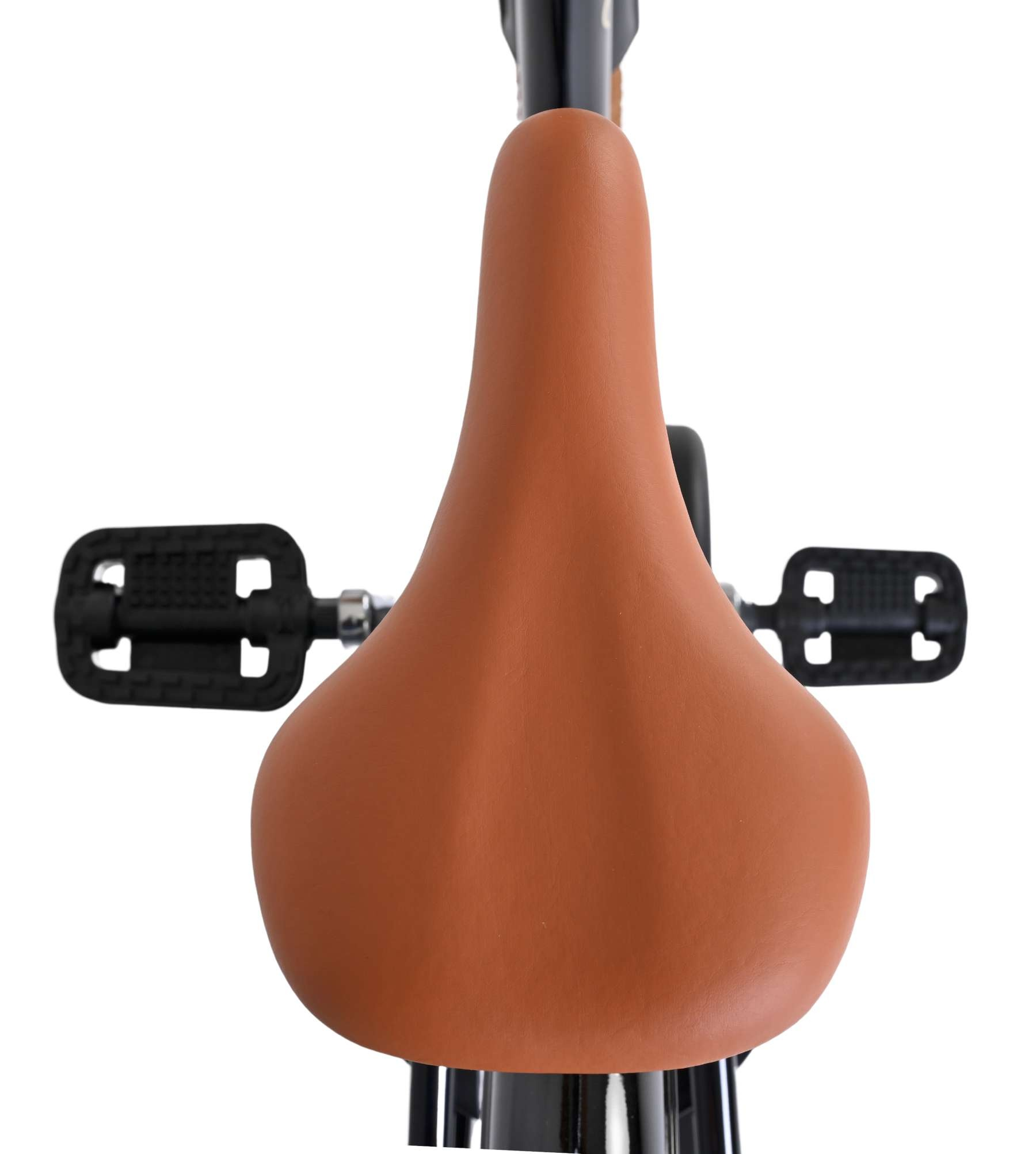 Ein brauner Fahrradsattel mit schwarzen Pedalen.