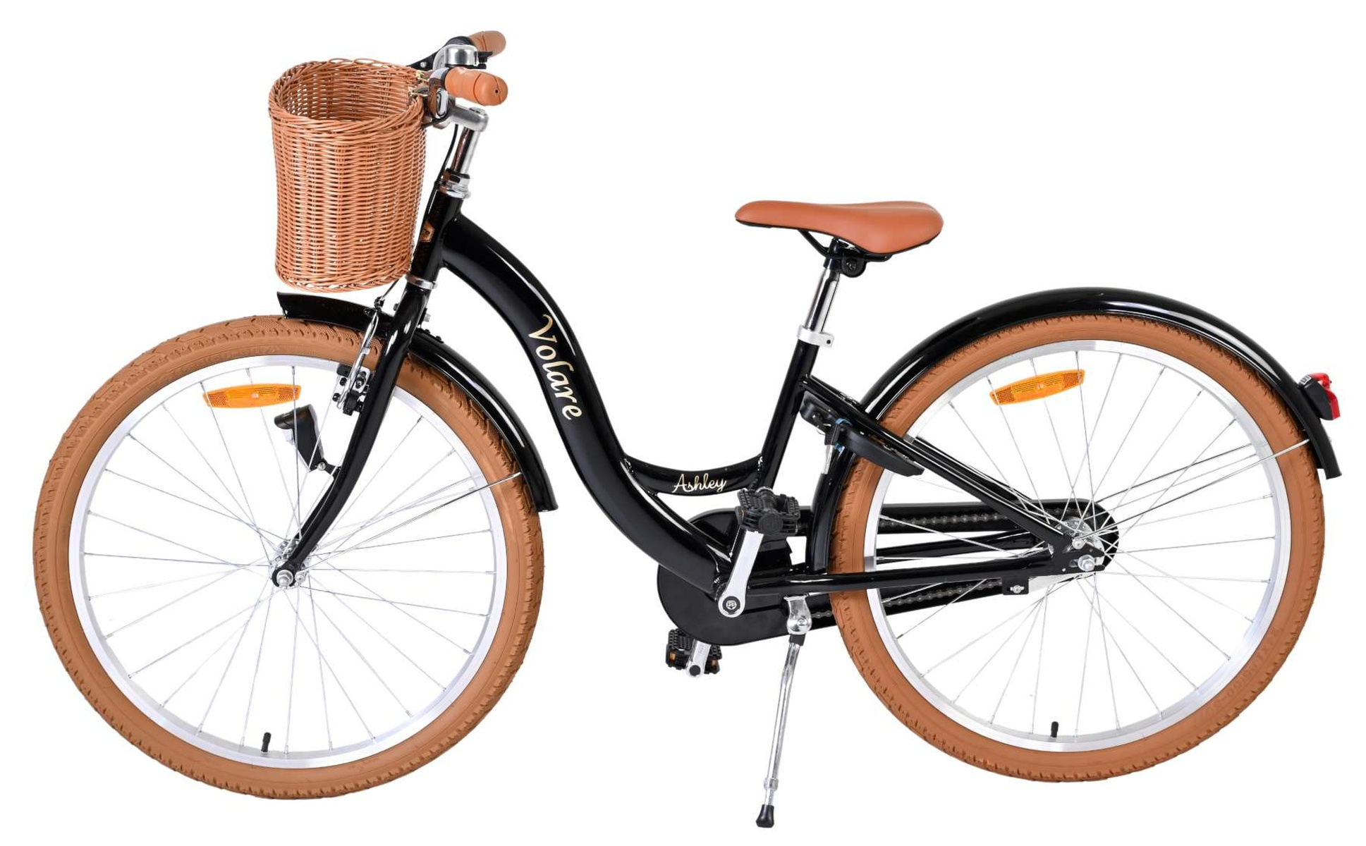 Ein schwarzes Fahrrad mit braunem Korb und braunem Sattel auf weißem Hintergrund.