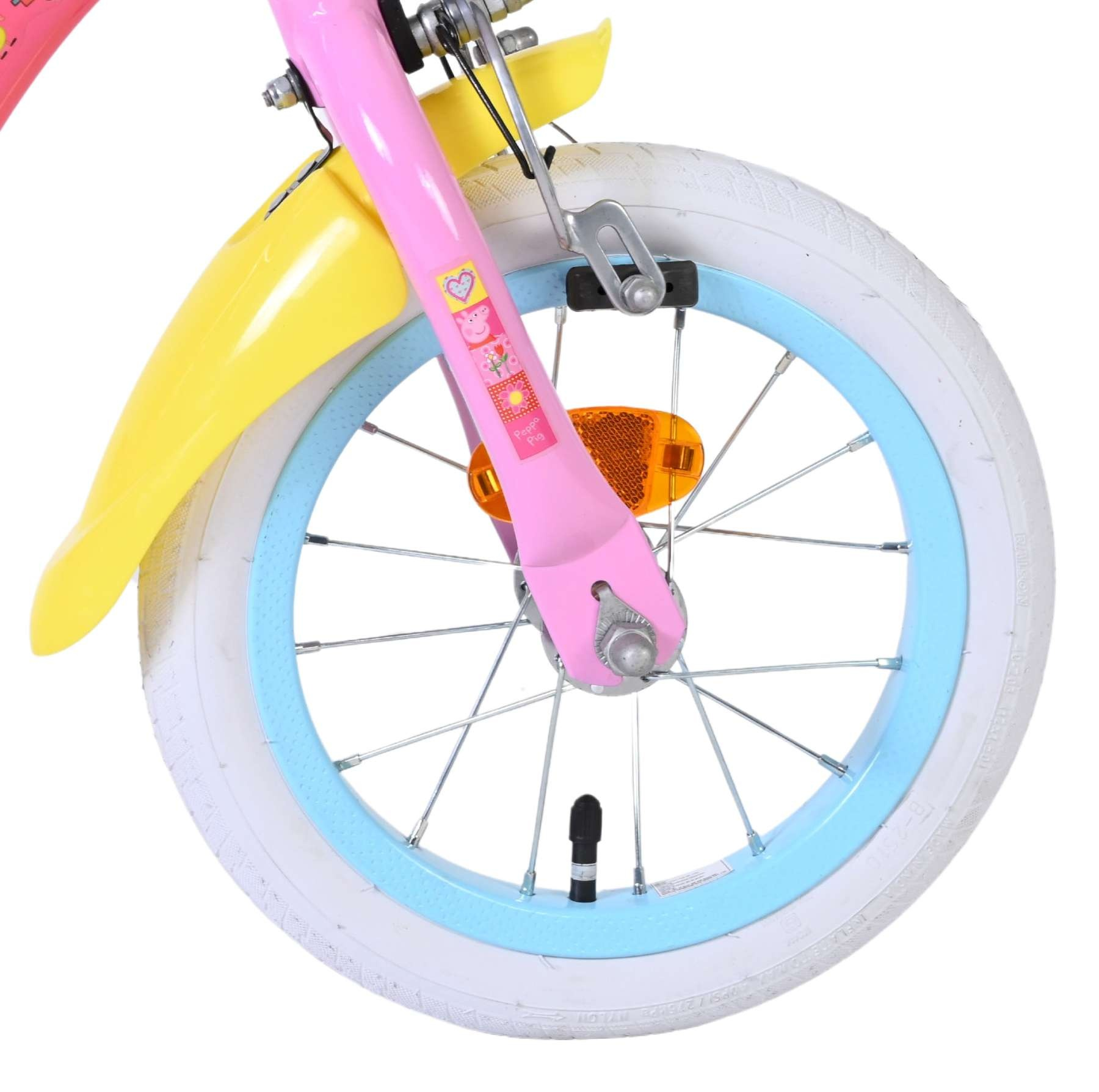 Nahaufnahme eines Kinderfahrrads mit rosa Rahmen, gelbem Schutzblech und weißem Reifen.