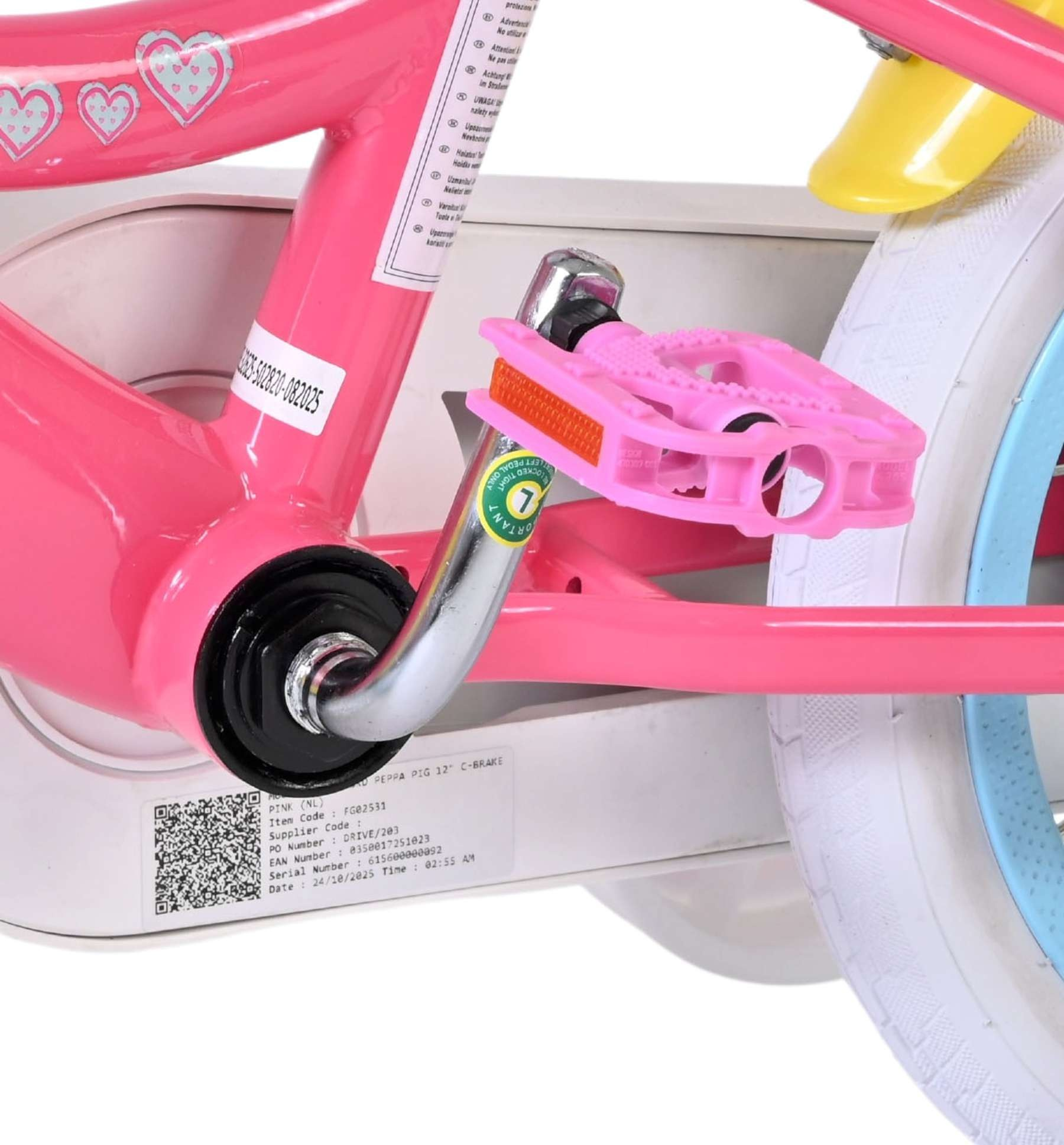 Ein pinkes Kinderfahrrad mit weißen Reifen, rosa Pedalen und gelbem Schutzblech.