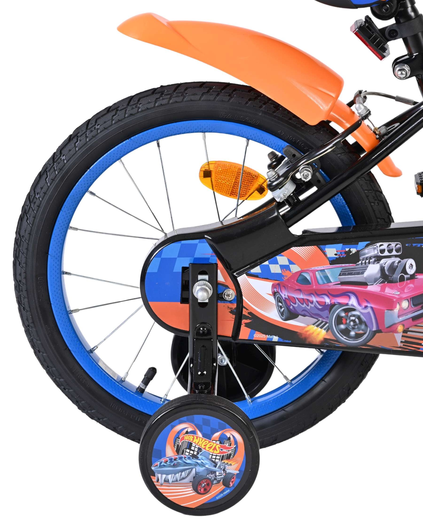 Nahaufnahme des Hinterrads eines Kinderfahrrads mit Stützrädern und Hot Wheels-Grafiken.